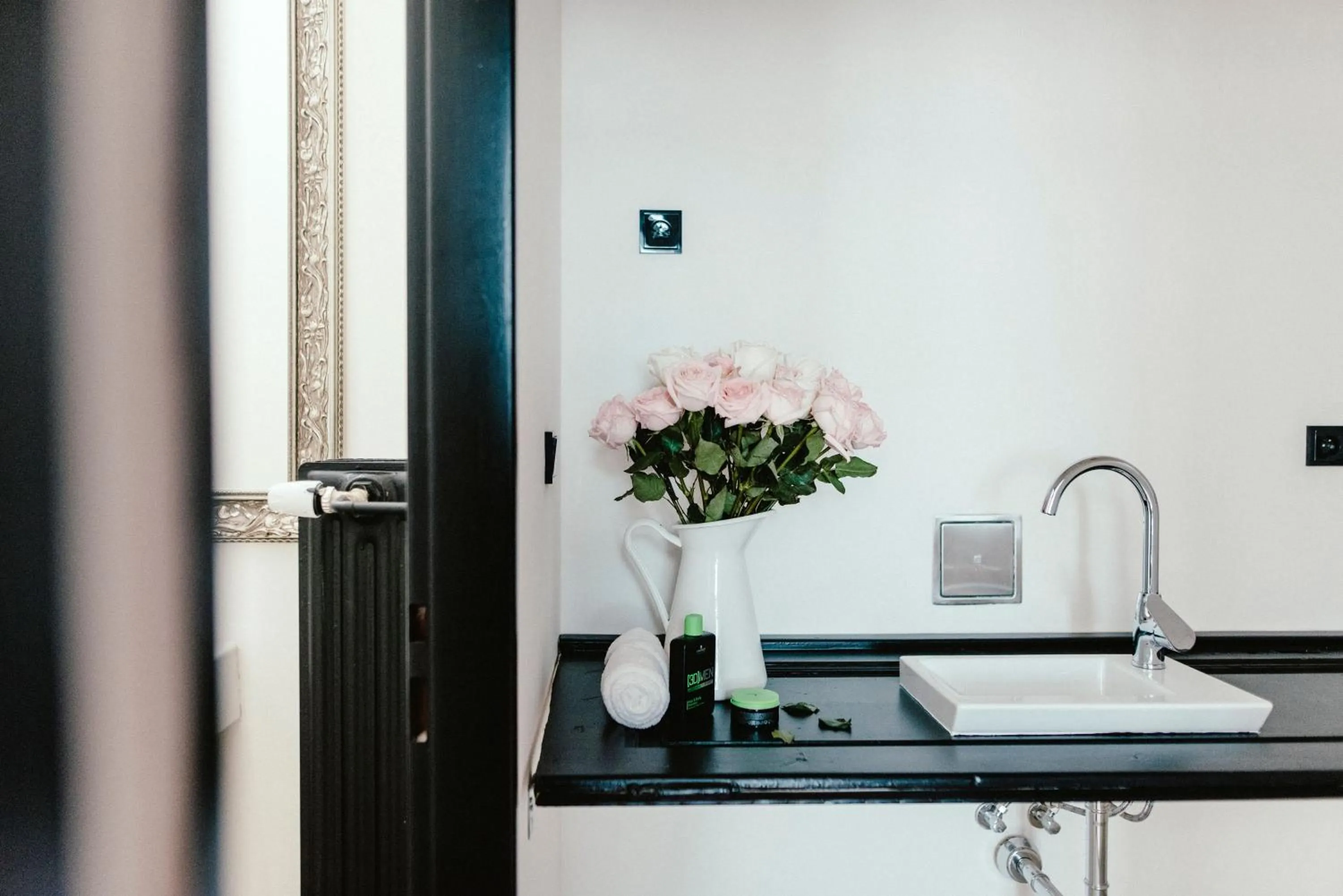 Communal kitchen in Wake Up Wellness Hostel