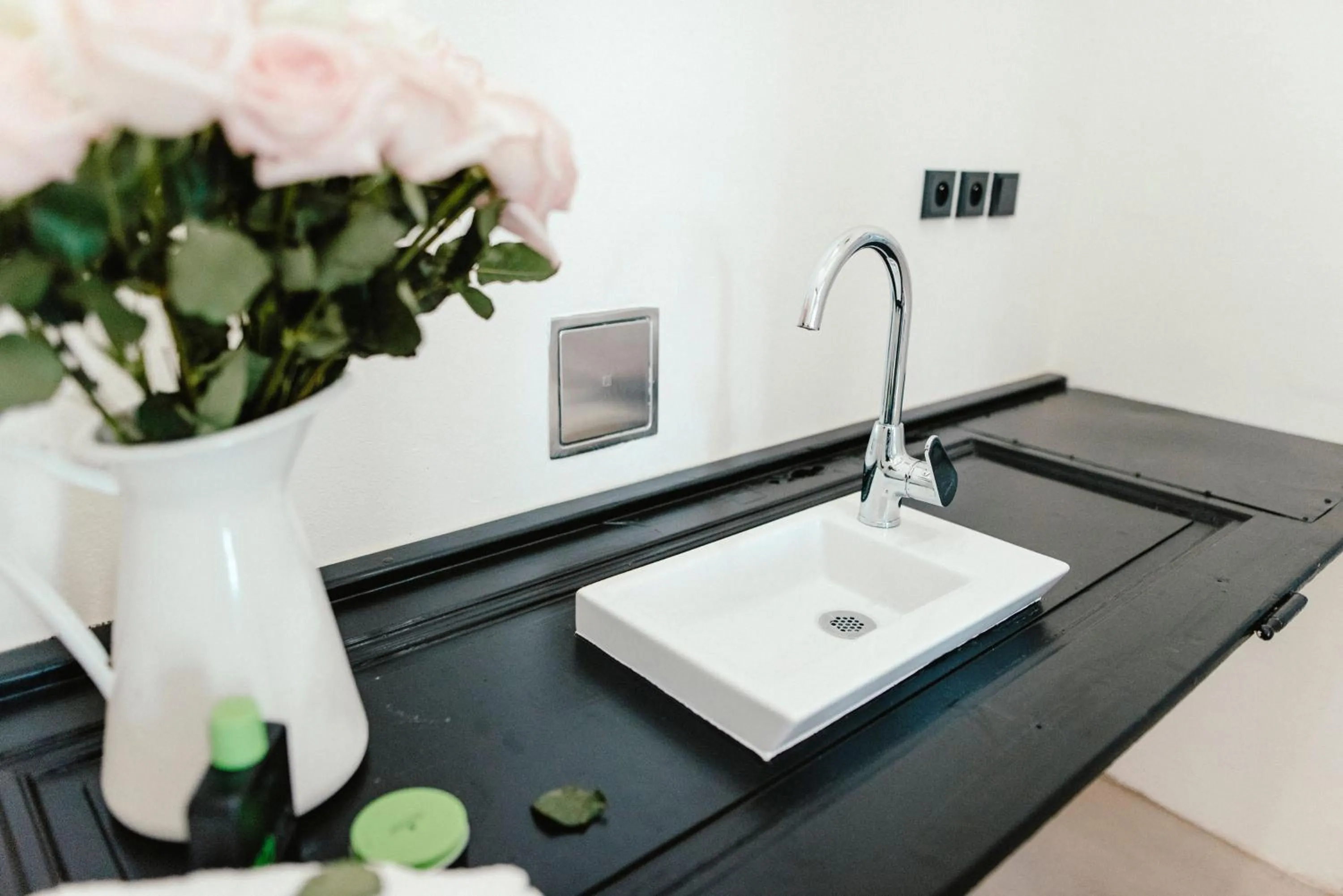 Communal kitchen in Wake Up Wellness Hostel