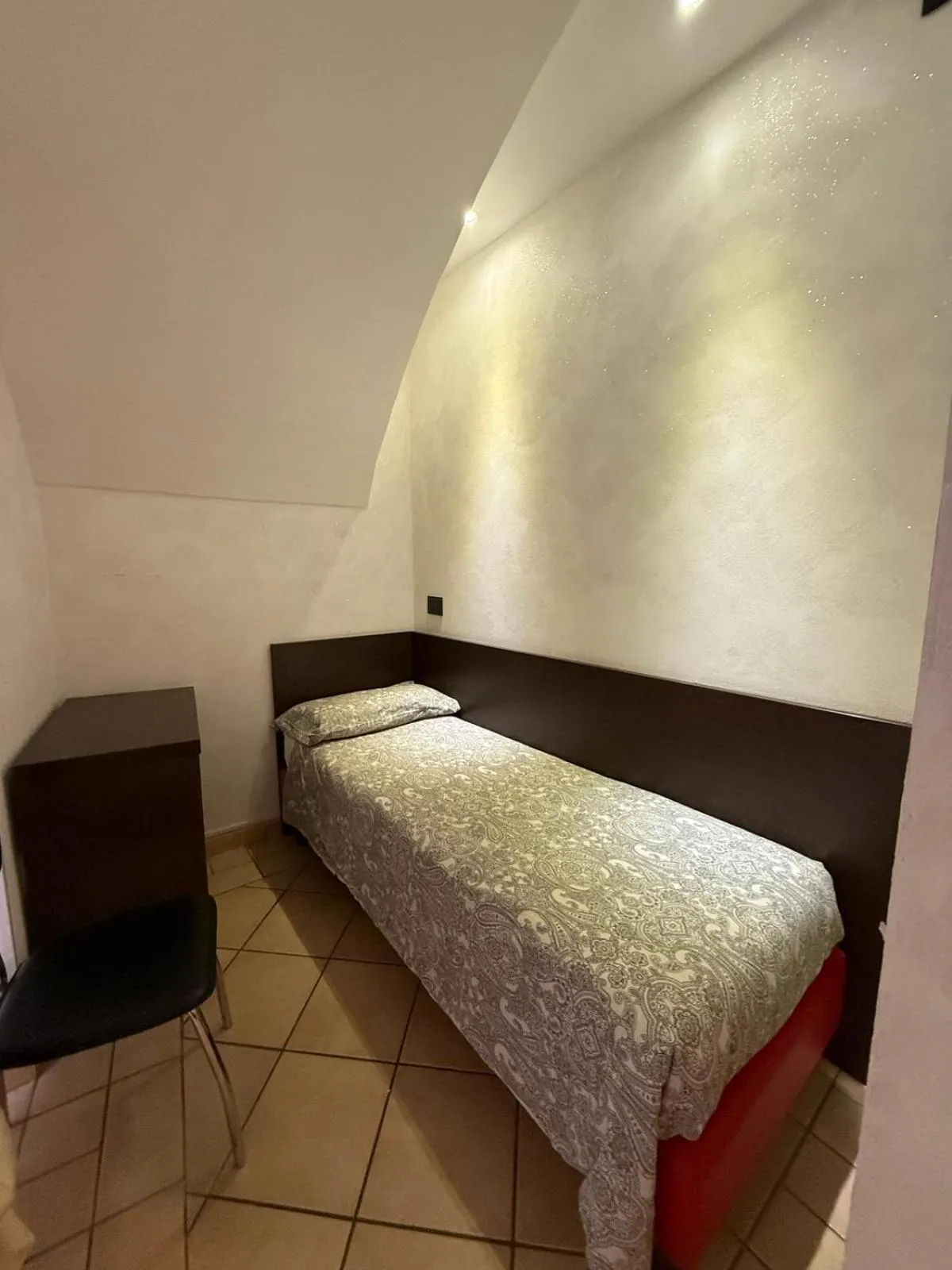 Bed in Sakura Inn Sanremo