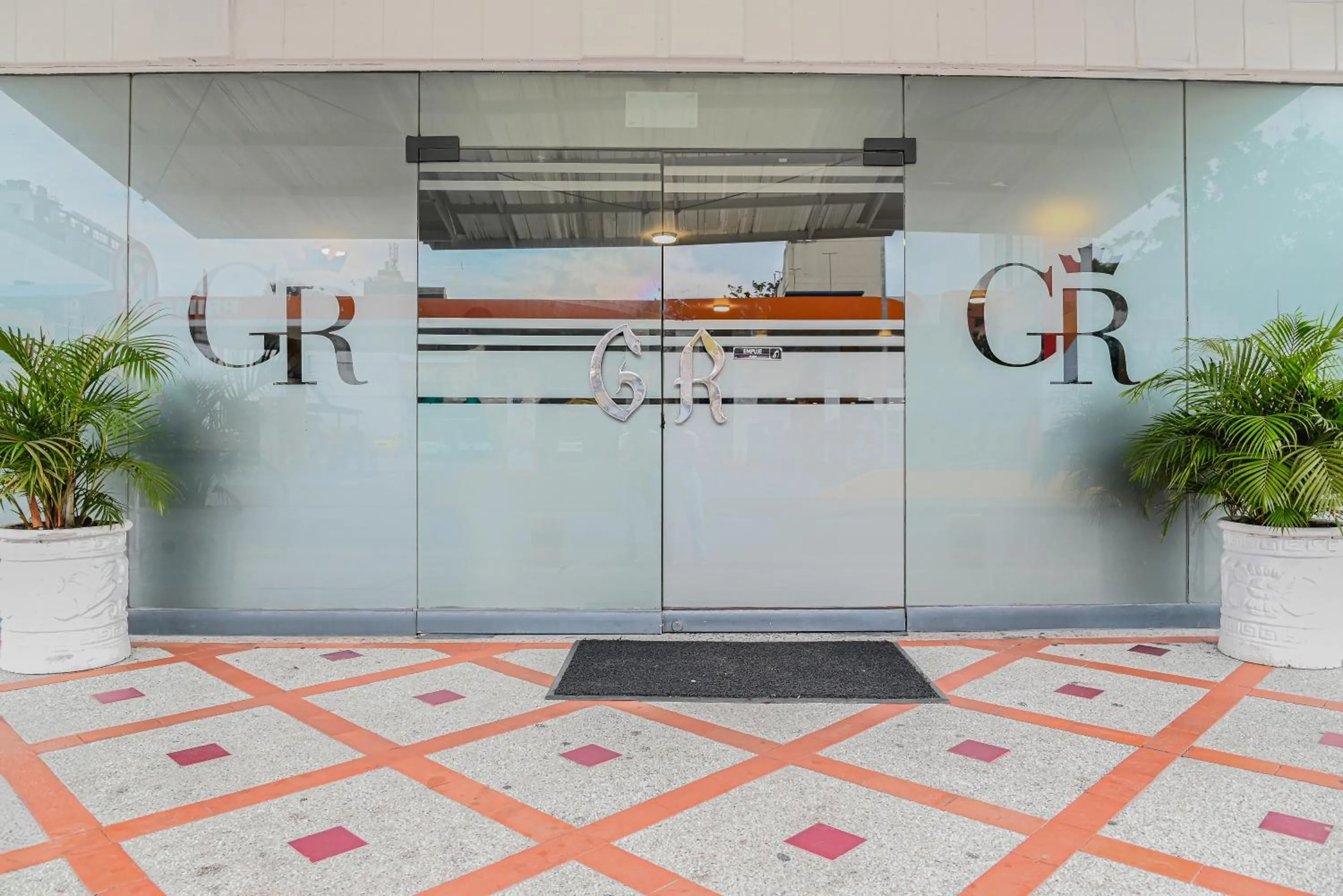 Facade/entrance in TAMA Hotel Granada Real Cali