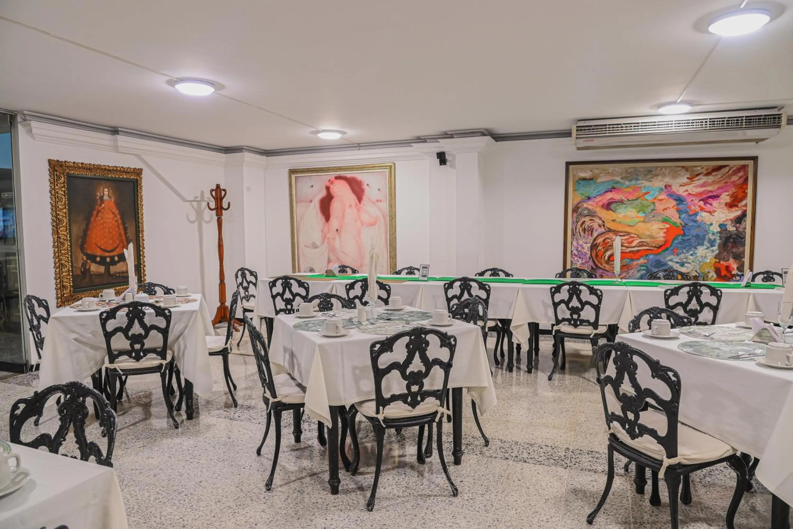 Restaurant/places to eat in TAMA Hotel Granada Real Cali