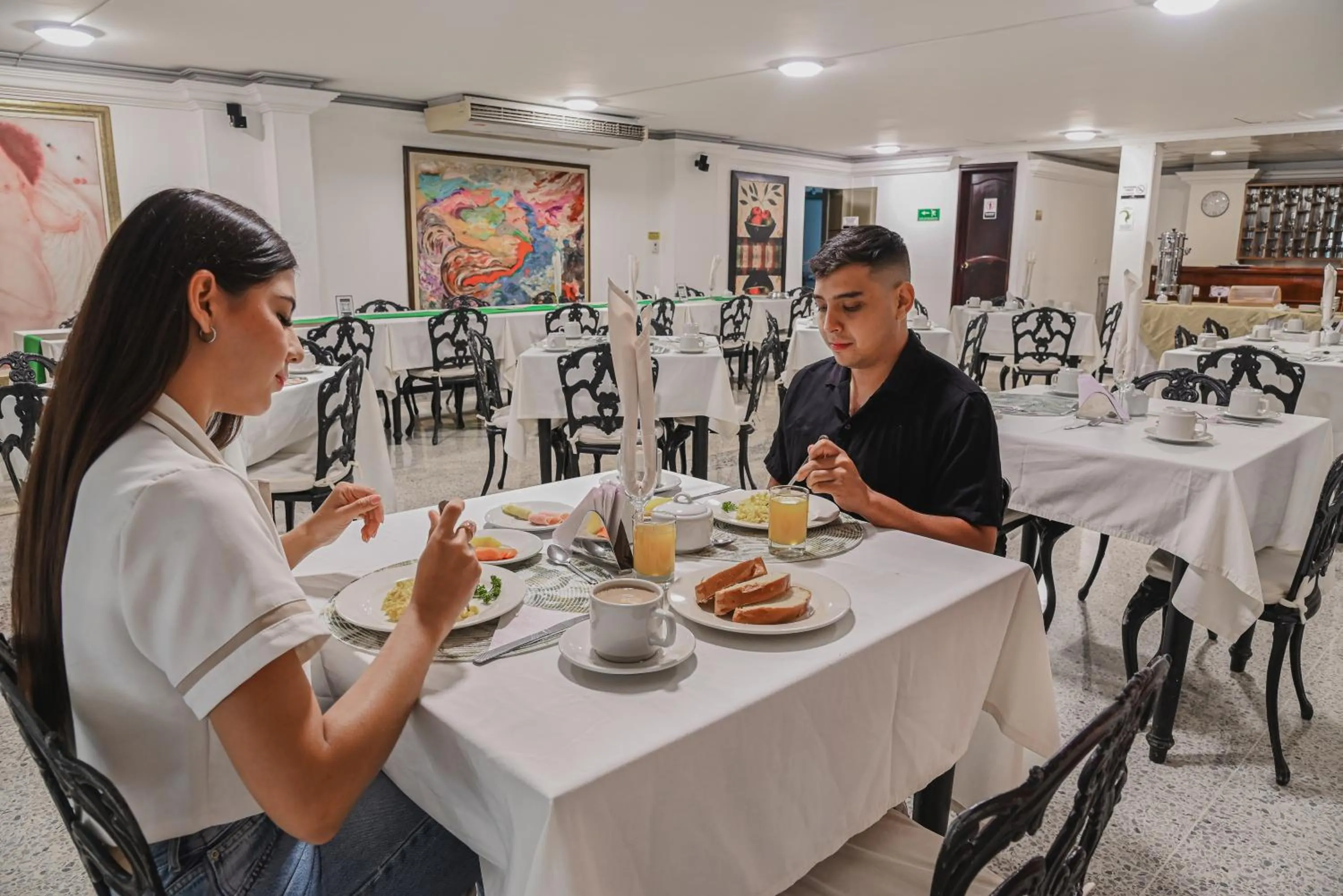 Restaurant/places to eat in TAMA Hotel Granada Real Cali