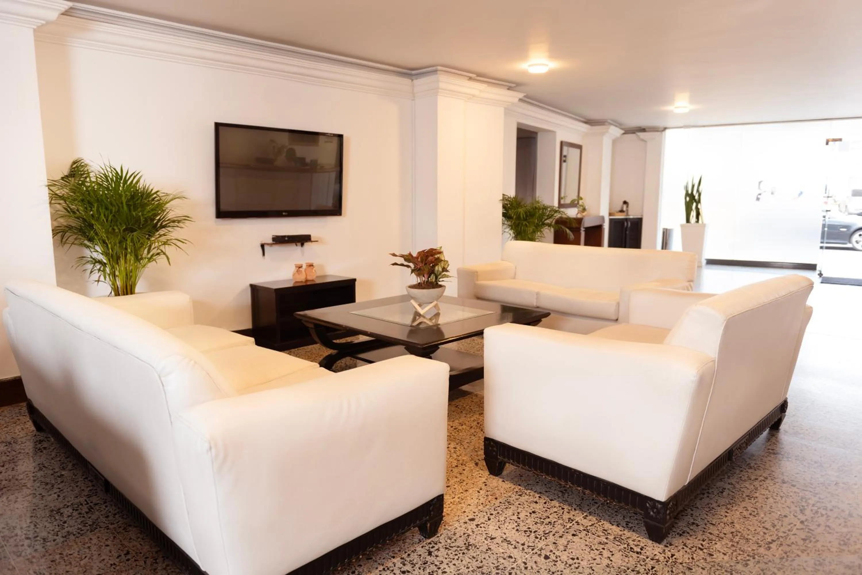 TAMA Hotel Granada Real Cali