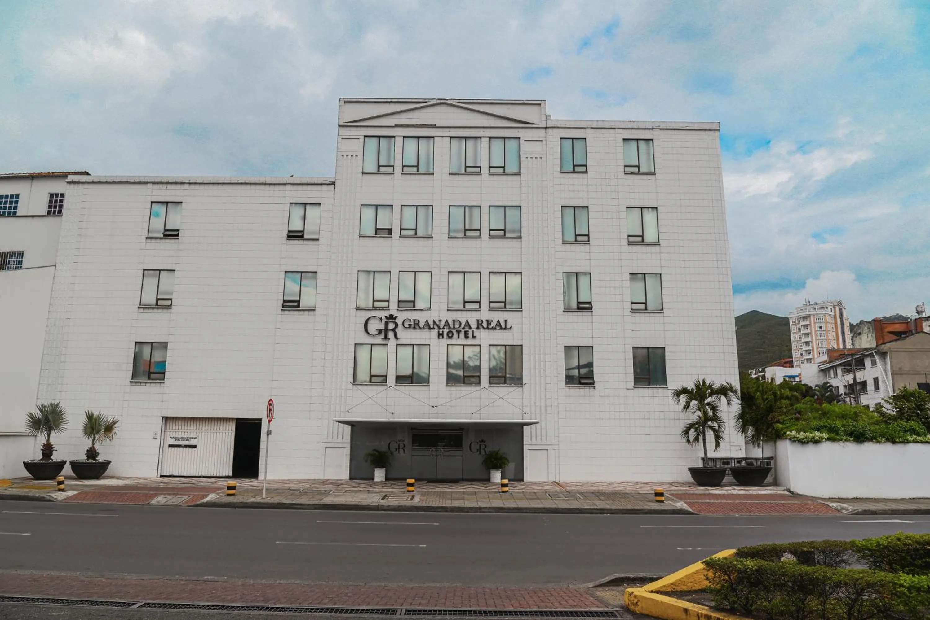 Property building in TAMA Hotel Granada Real Cali