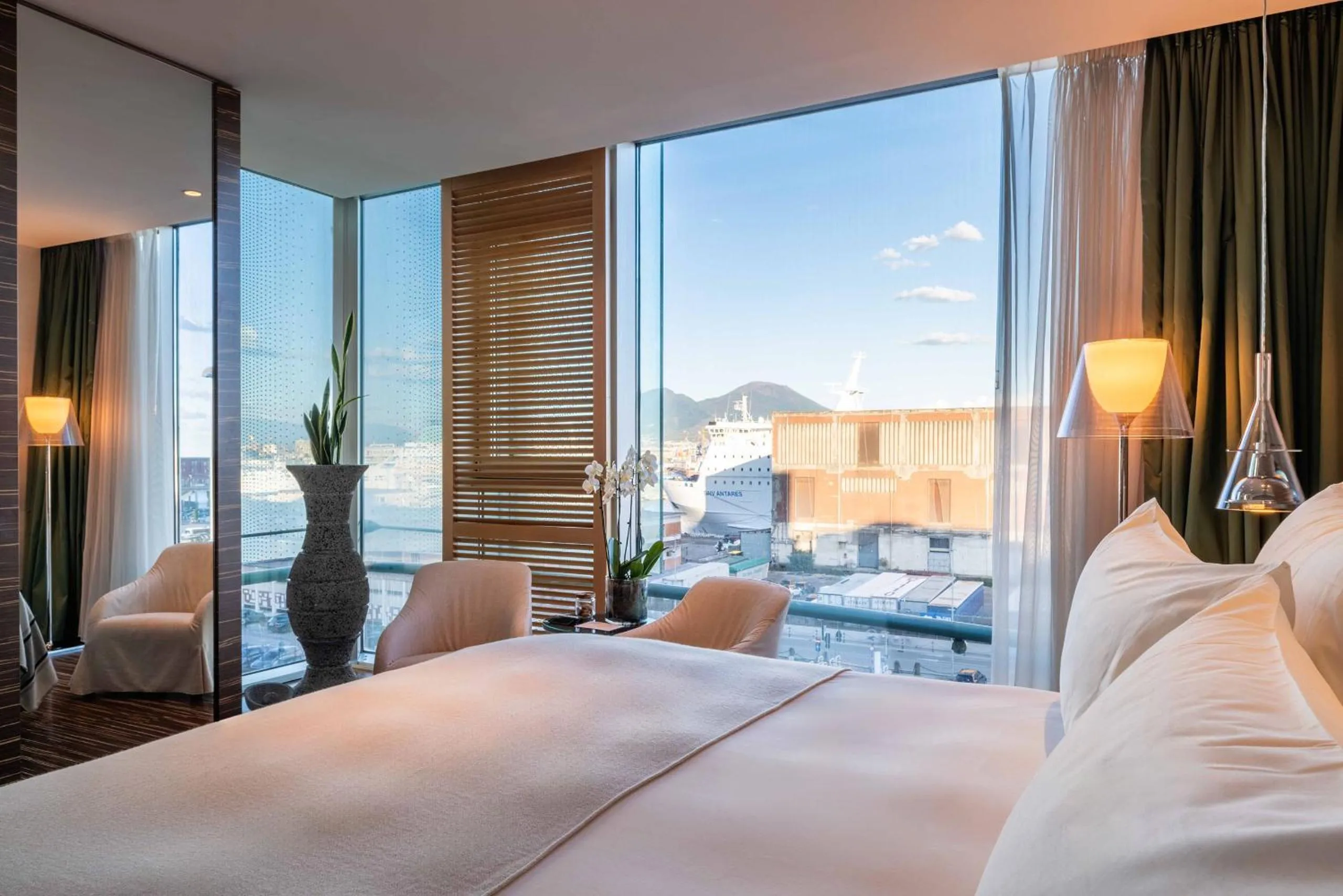 View (from property/room), Bed in ROMEO Napoli