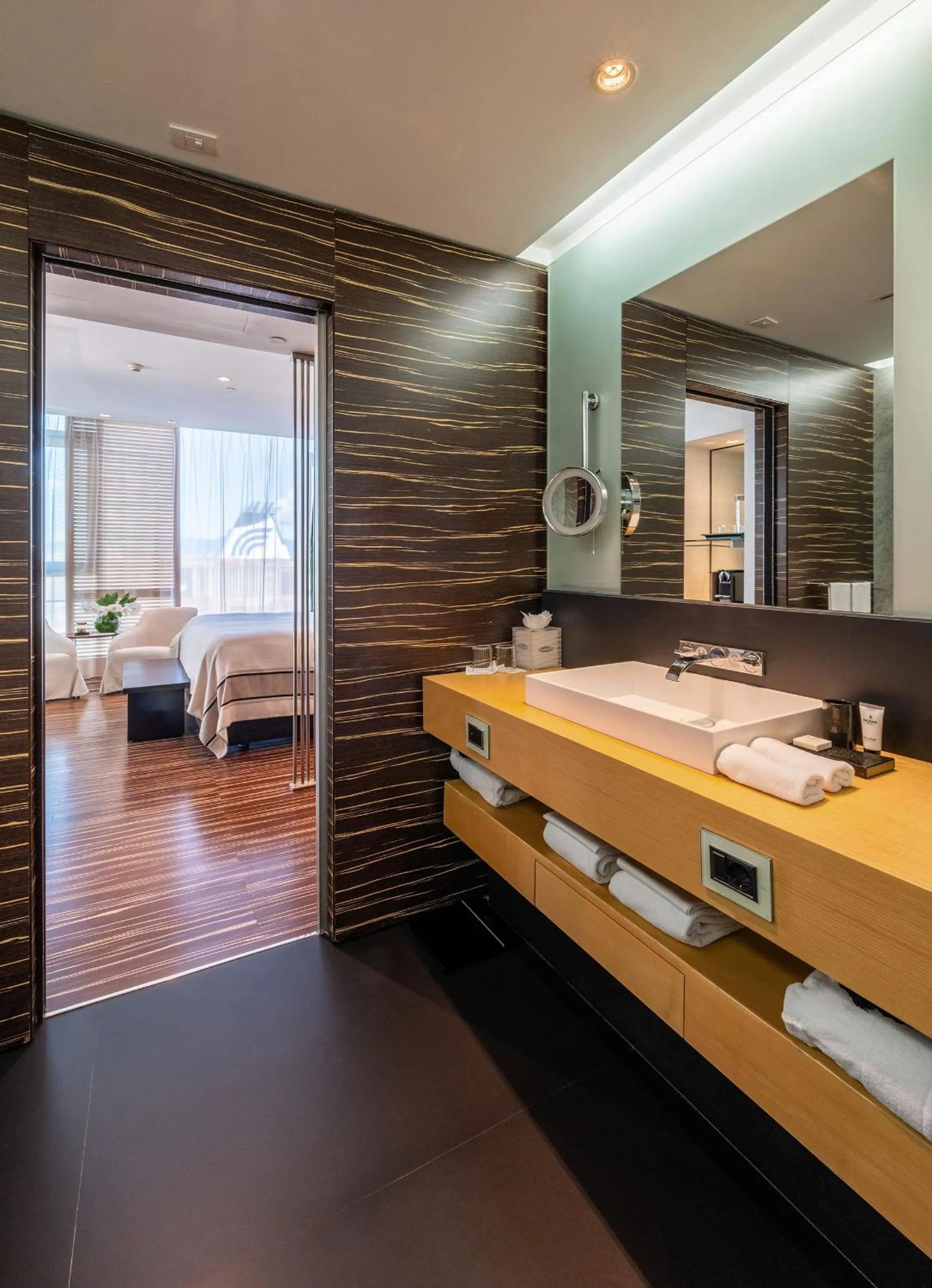 Bathroom, Bed in ROMEO Napoli