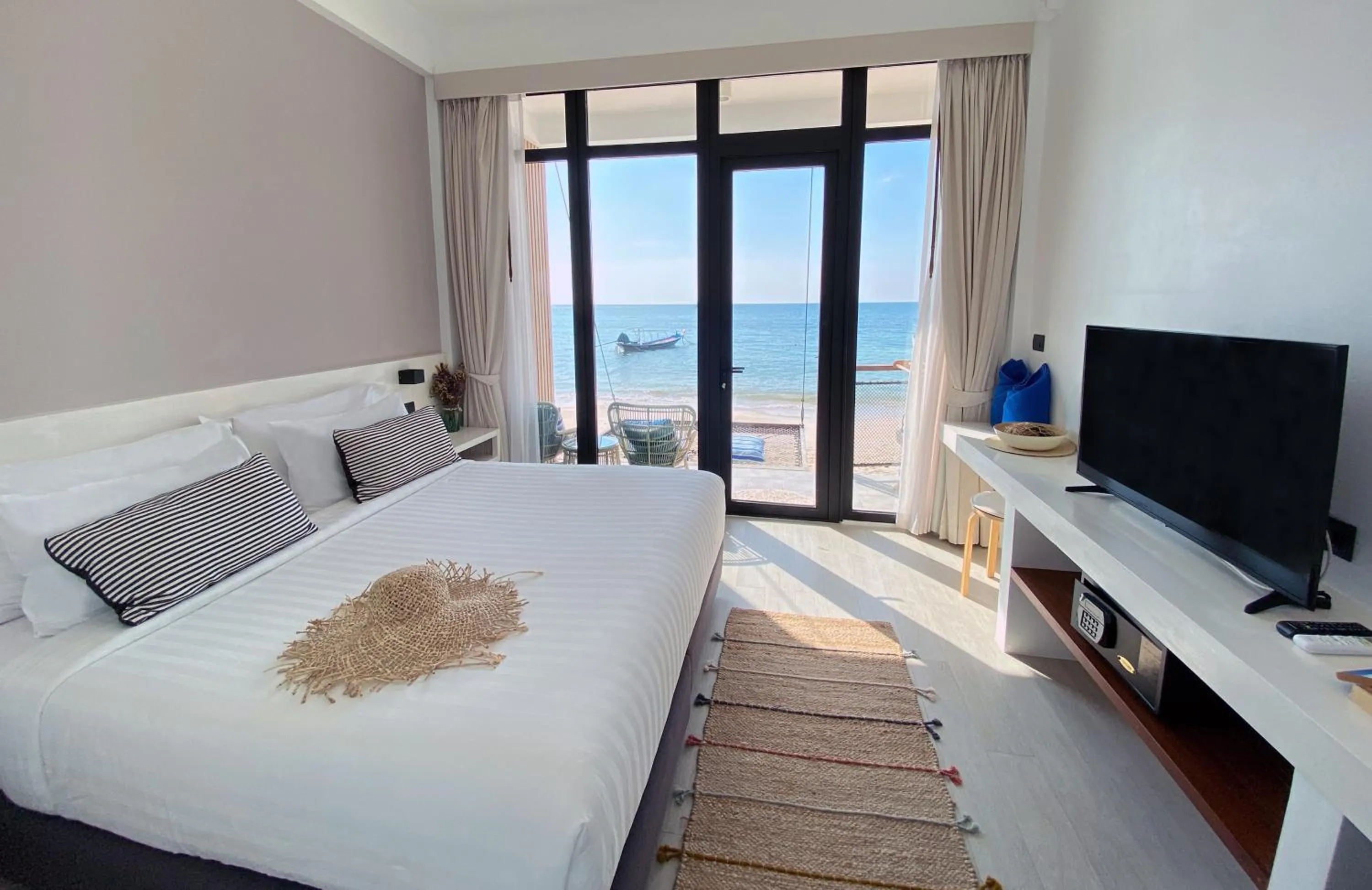 TV and multimedia, Bed in Blue Tao Beach Hotel - SHA Plus