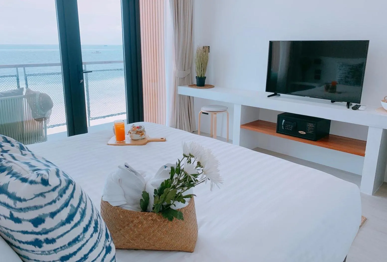 TV and multimedia, Bed in Blue Tao Beach Hotel - SHA Plus