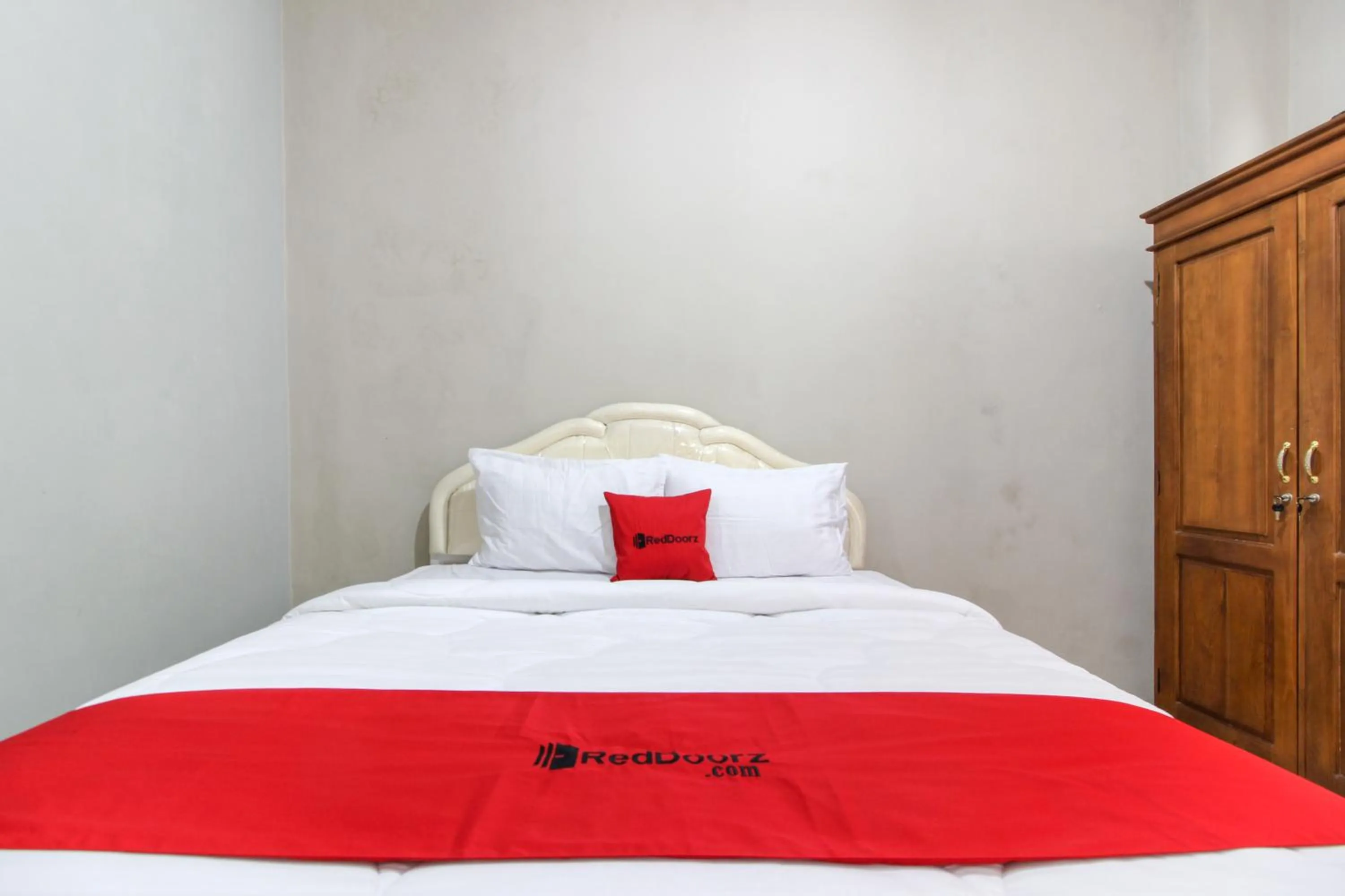 Bed in RedDoorz near Solo Balapan Station 2