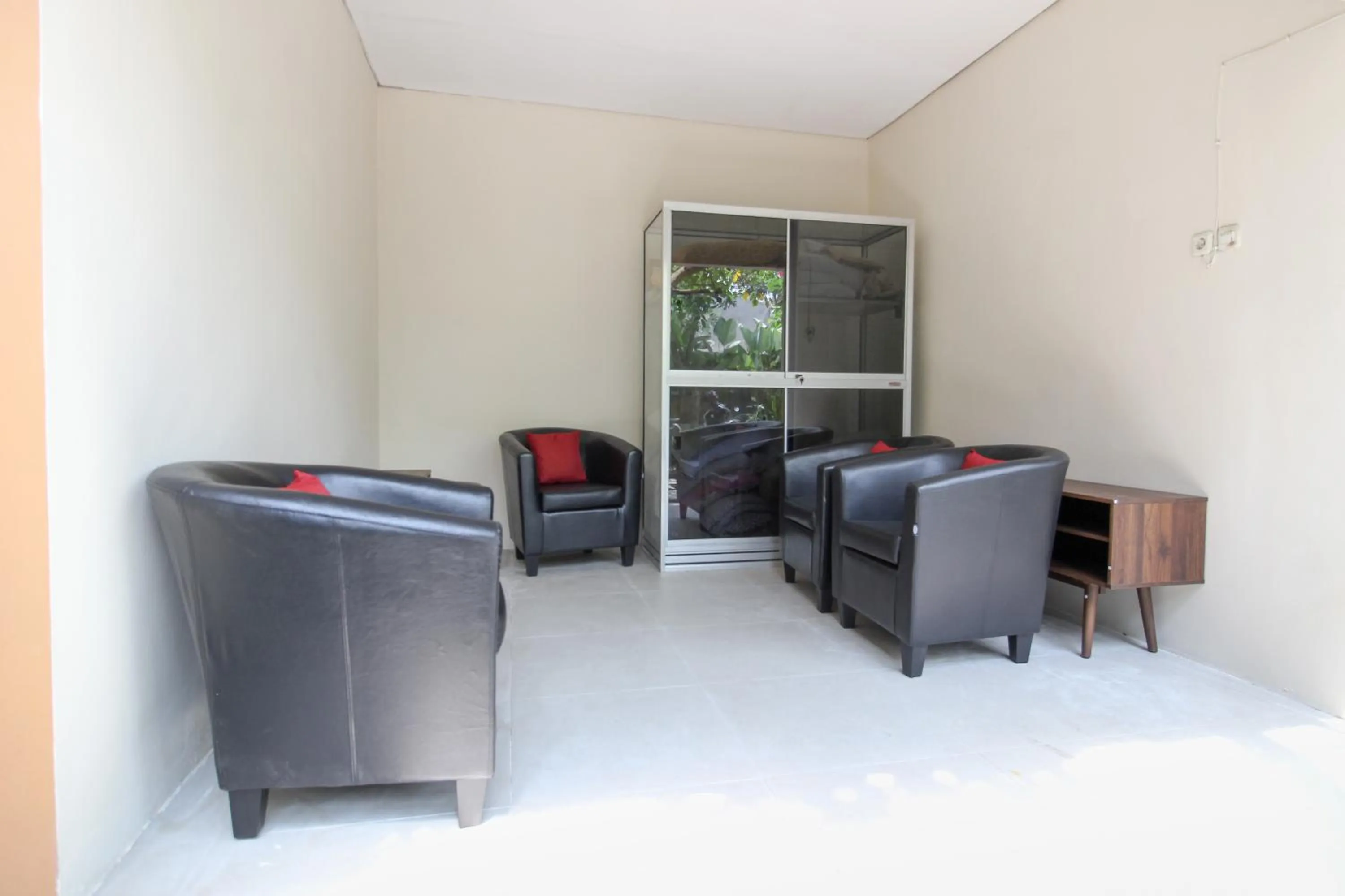 Living room in RedDoorz near Solo Balapan Station 2