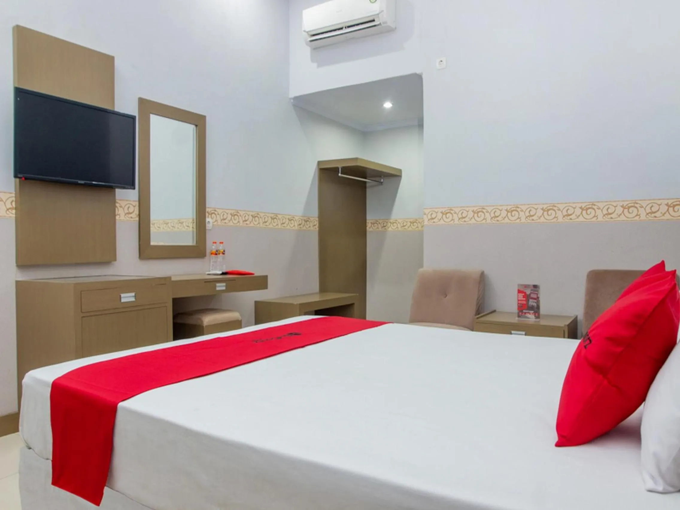 Bedroom, Bed in RedDoorz near Goa Panggung