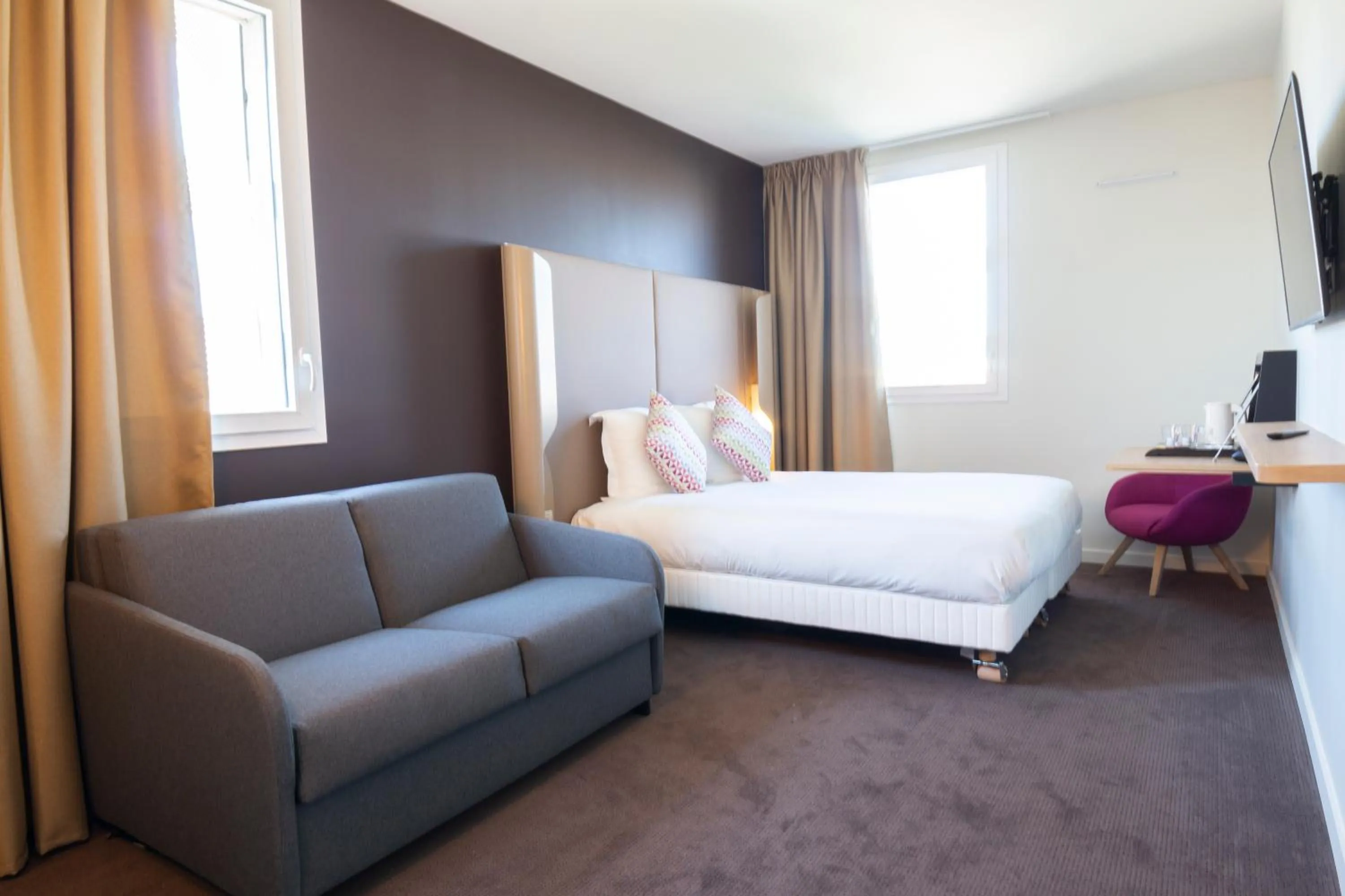 Living room, Bed in Hotel Campanile Montpellier Centre St Roch