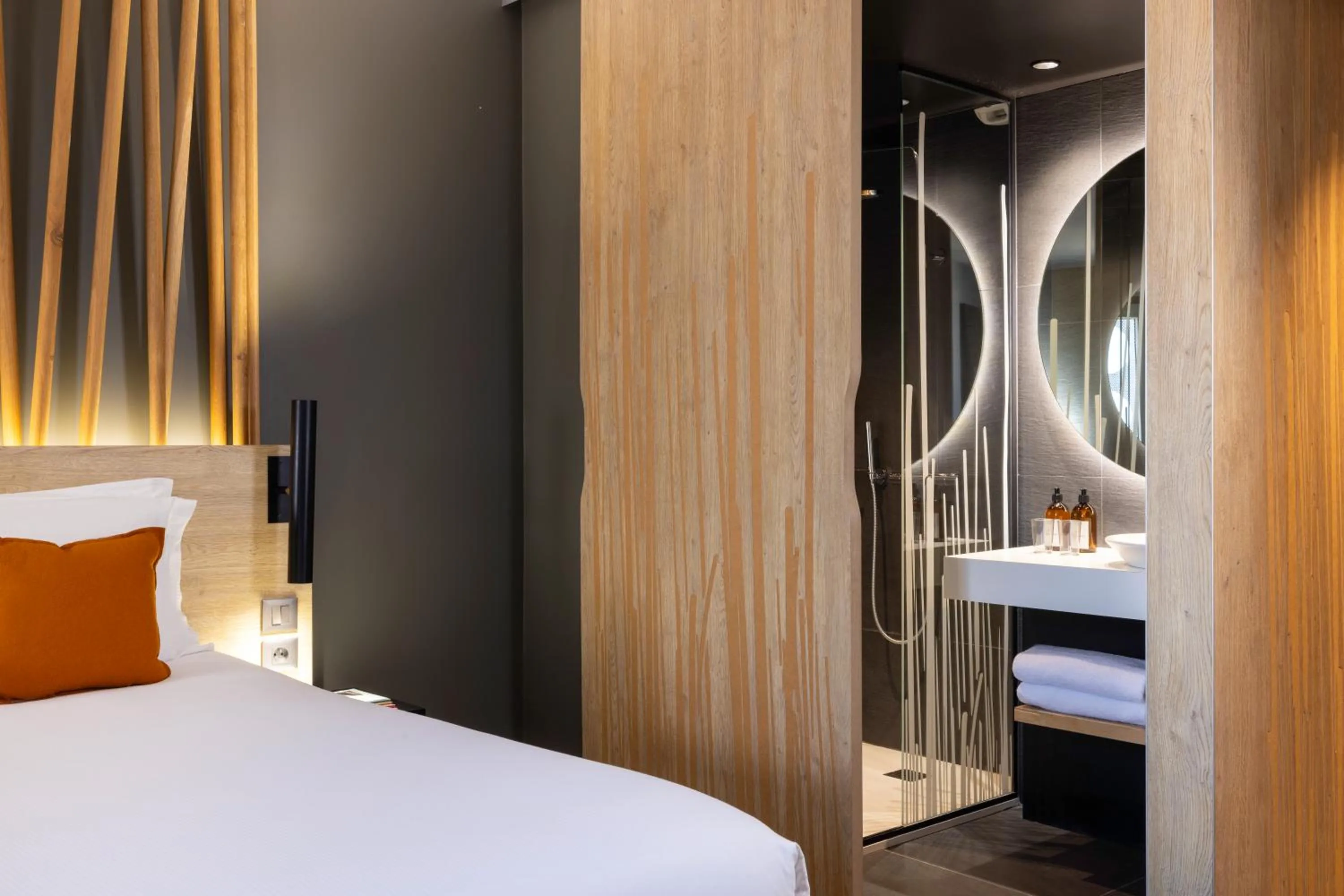 Bathroom, Bed in Belaroïa Montpellier Centre Saint Roch