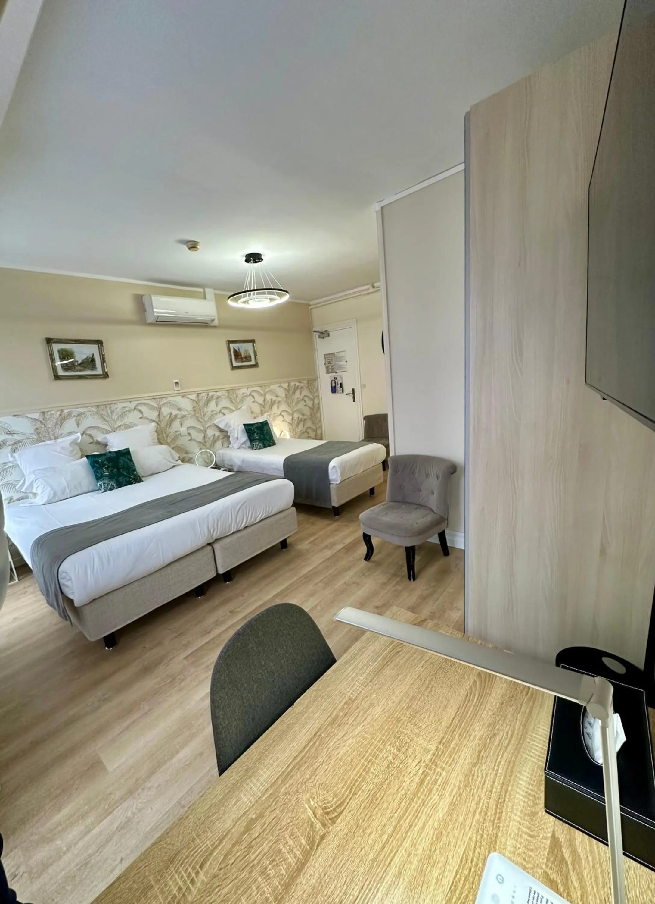 Bedroom, Bed in Hôtel Océanic - Grands Magasins