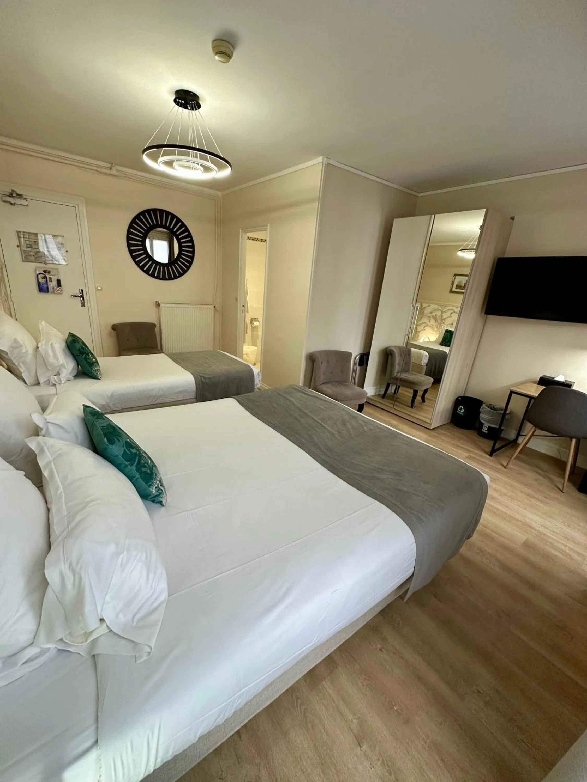 Bedroom, Bed in Hôtel Océanic - Grands Magasins