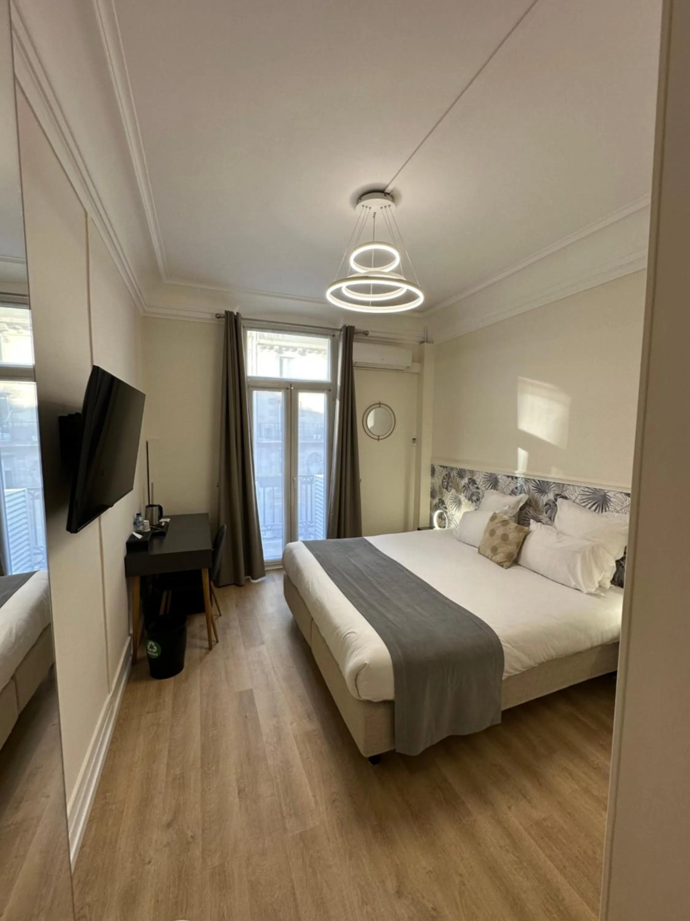 Bedroom, Bed in Hôtel Océanic - Grands Magasins