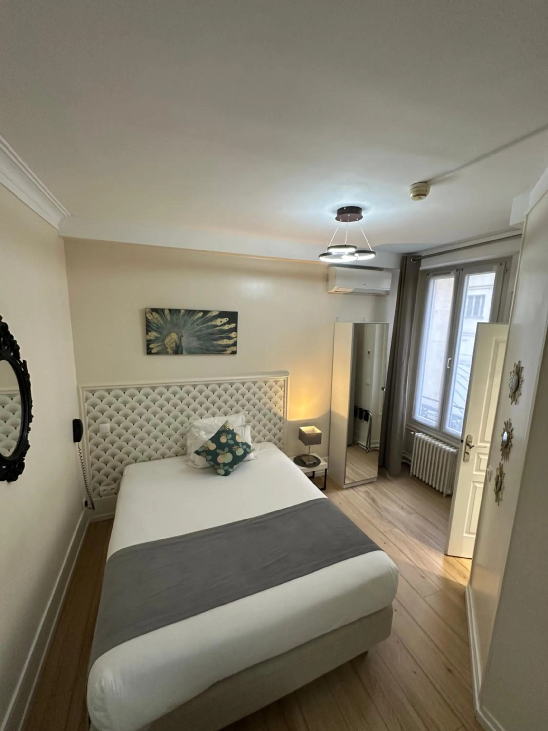 Bedroom, Bed in Hôtel Océanic - Grands Magasins