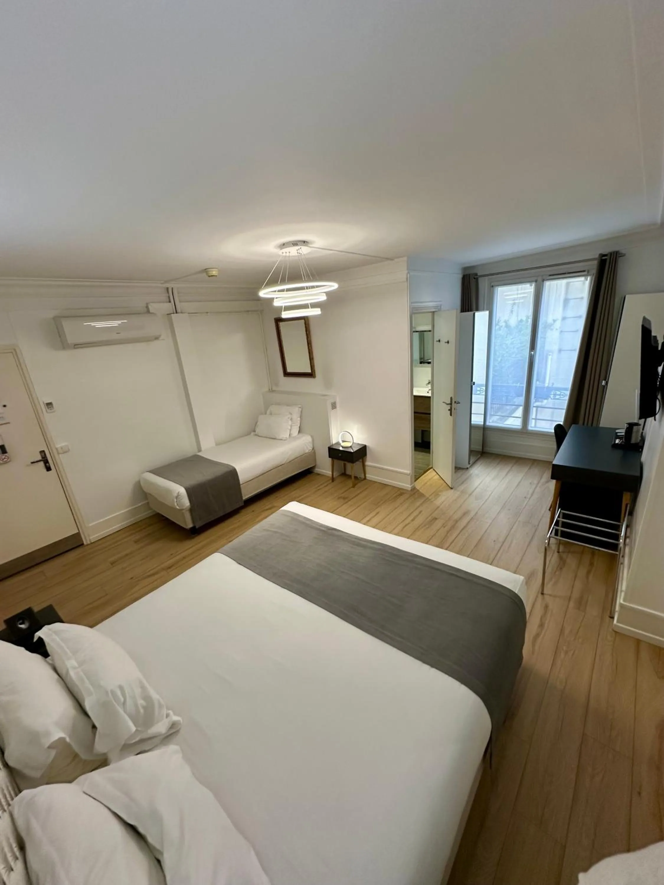 Bedroom, Bed in Hôtel Océanic - Grands Magasins