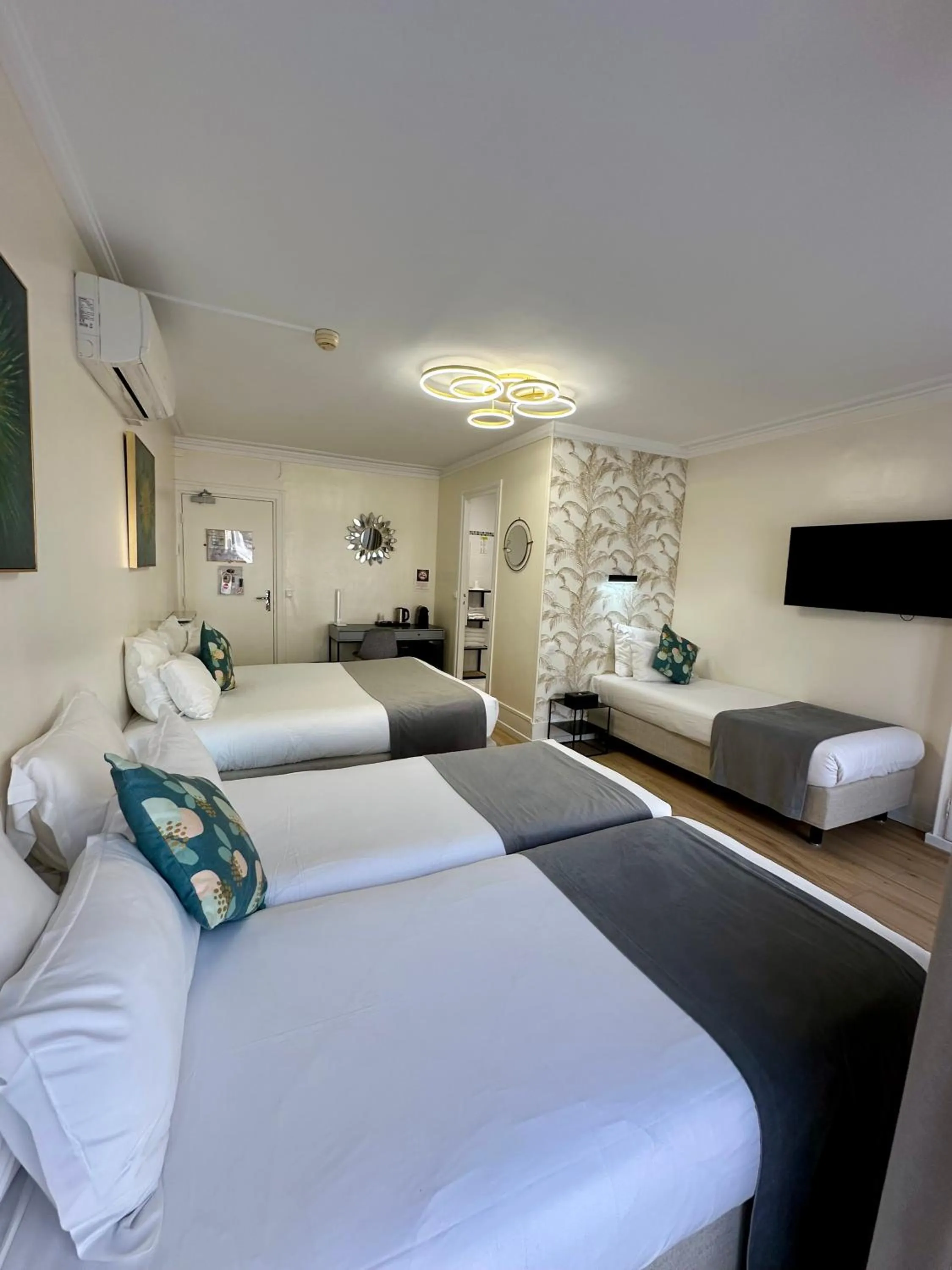 Bedroom, Bed in Hôtel Océanic - Grands Magasins