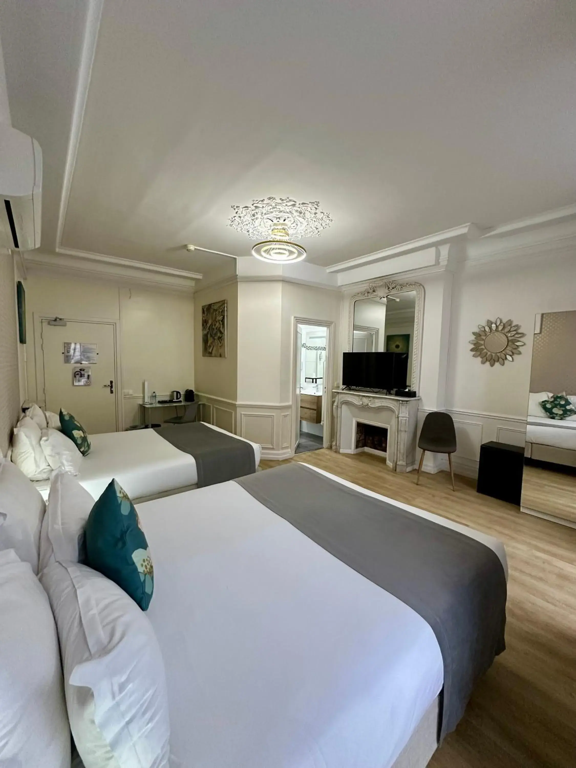 Superior Room in Hôtel Océanic - Grands Magasins Superior Room in Hôtel Océanic - Grands Magasins