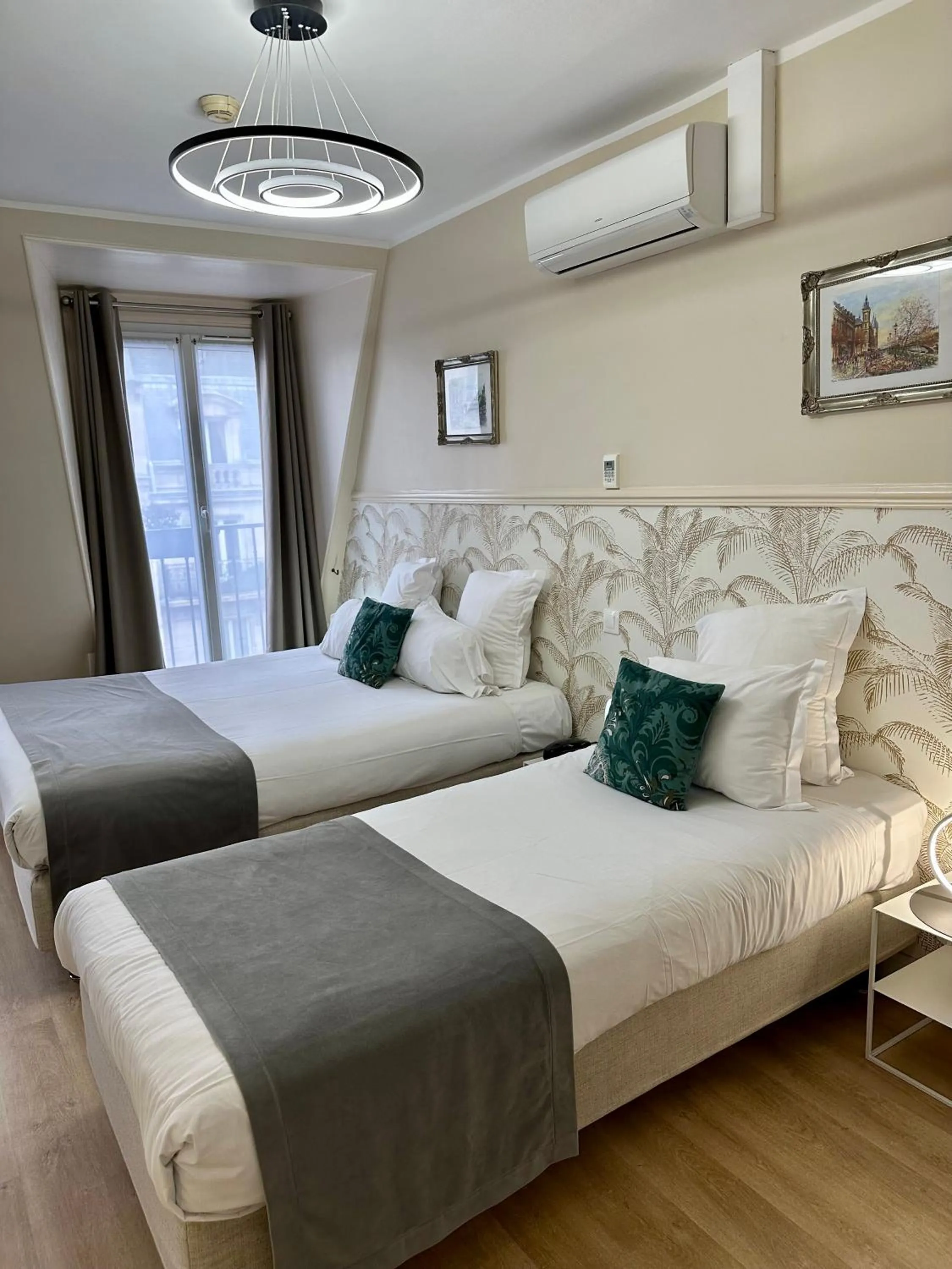 Bedroom, Bed in Hôtel Océanic - Grands Magasins