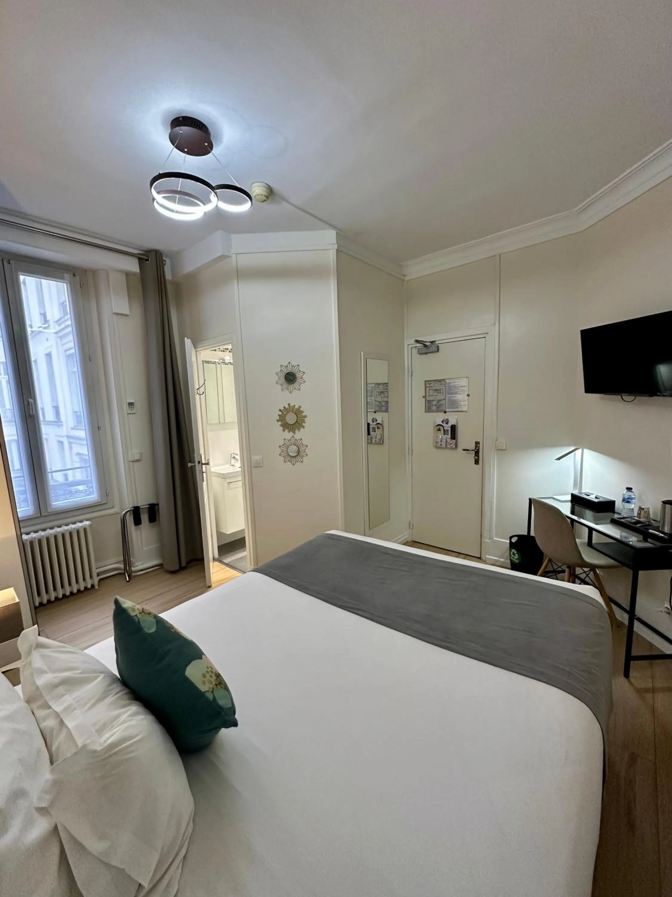 Bedroom, Bed in Hôtel Océanic - Grands Magasins