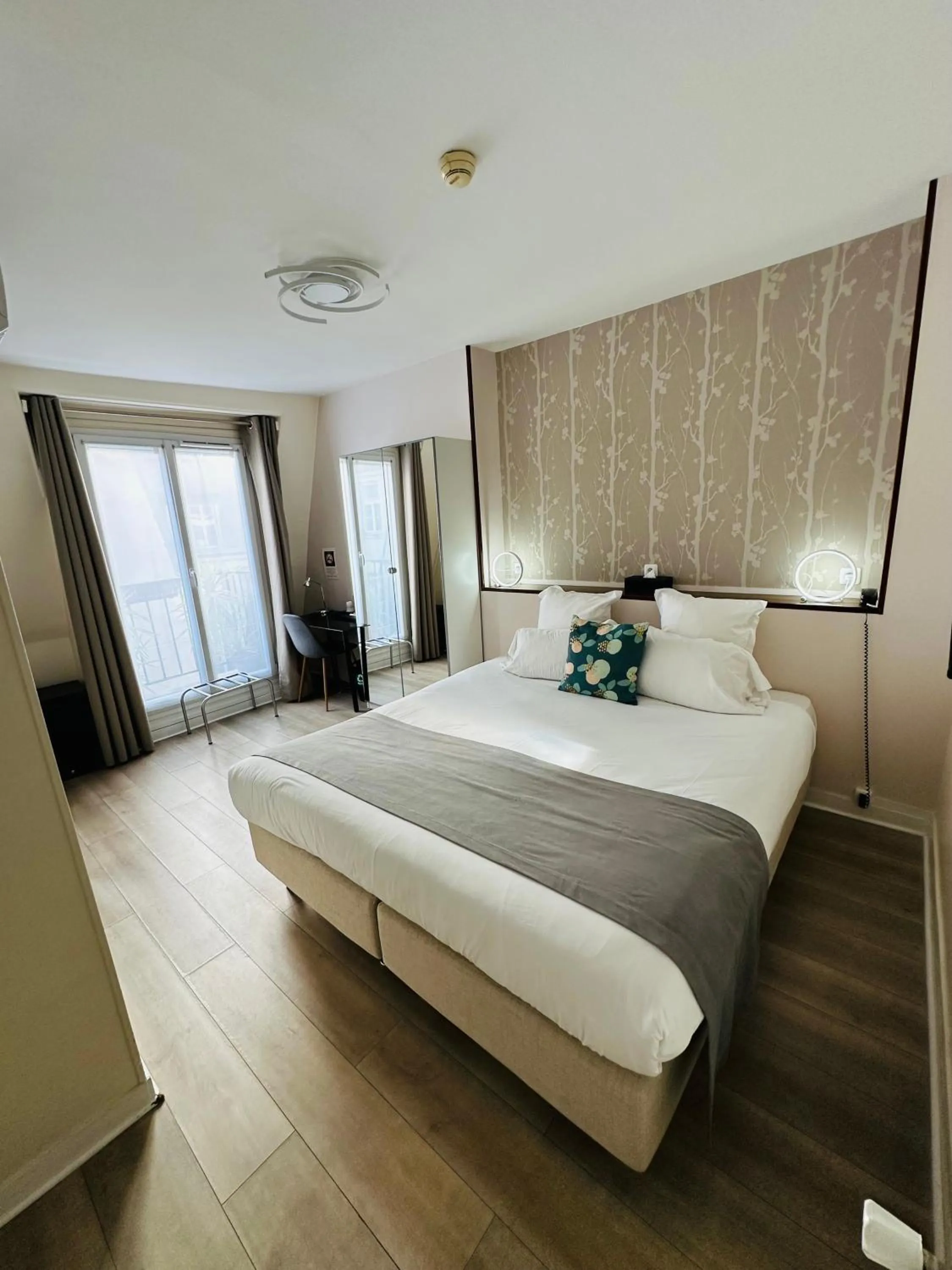 Bedroom, Bed in Hôtel Océanic - Grands Magasins