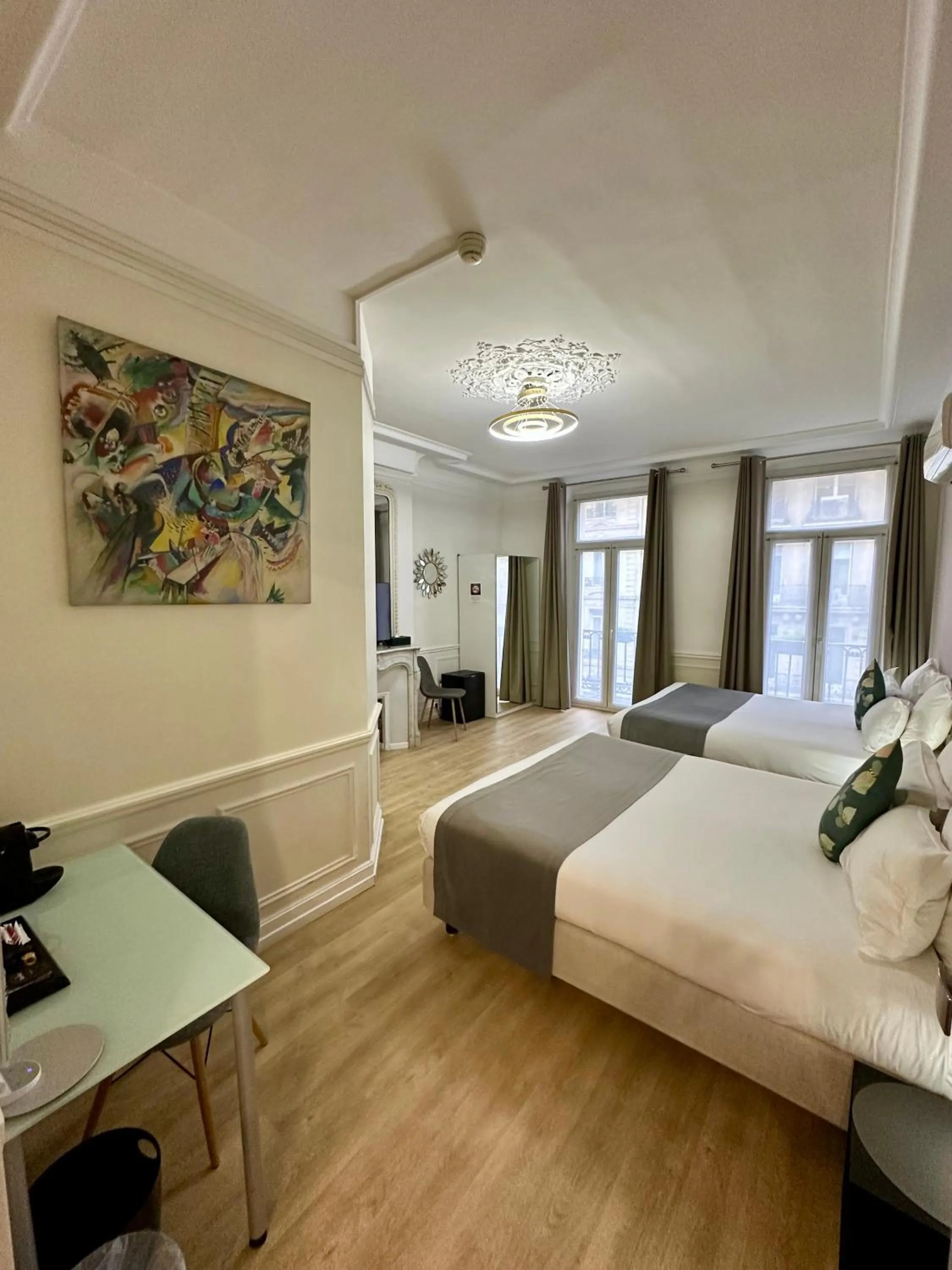 Bedroom, Bed in Hôtel Océanic - Grands Magasins