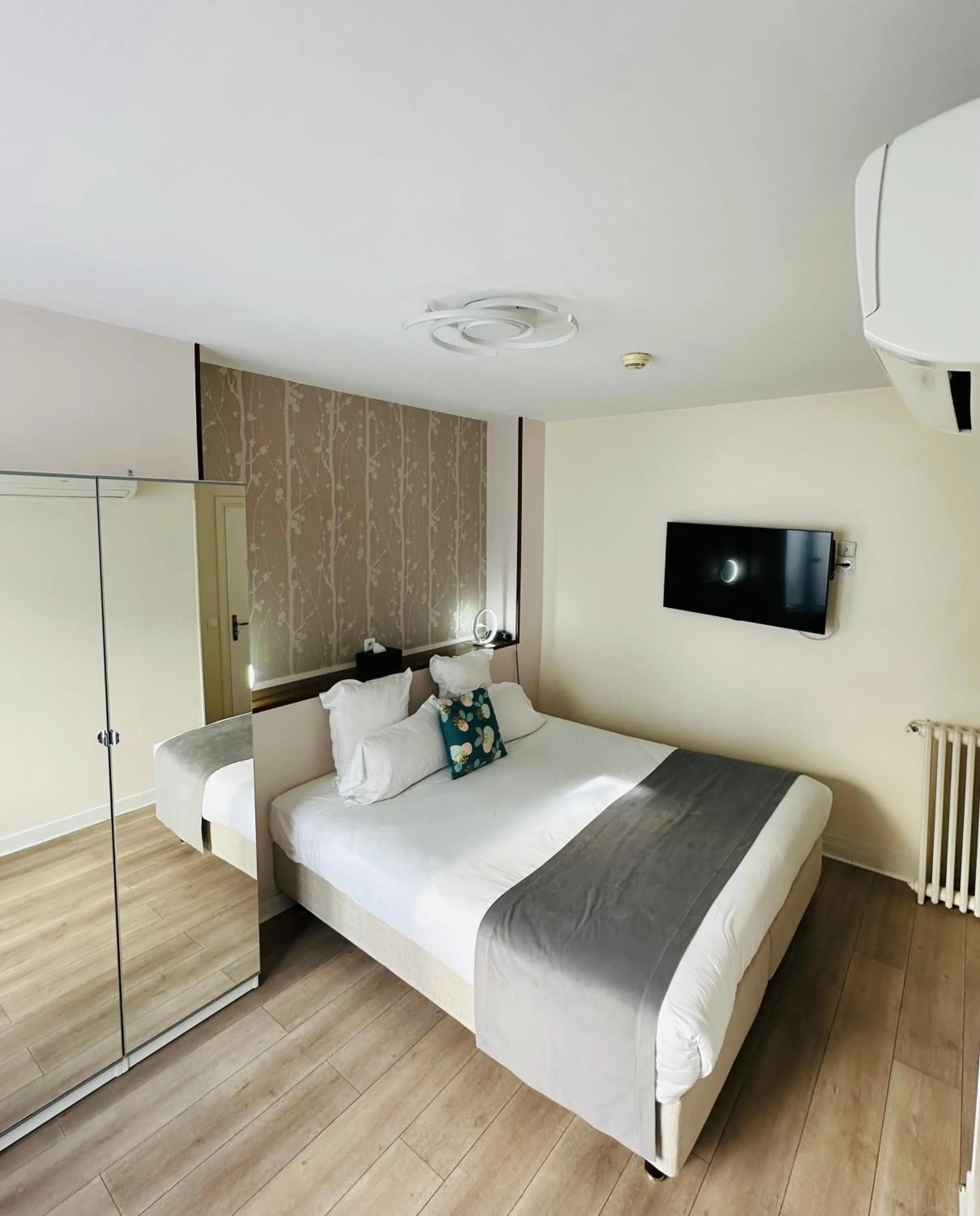 Bedroom, Bed in Hôtel Océanic - Grands Magasins