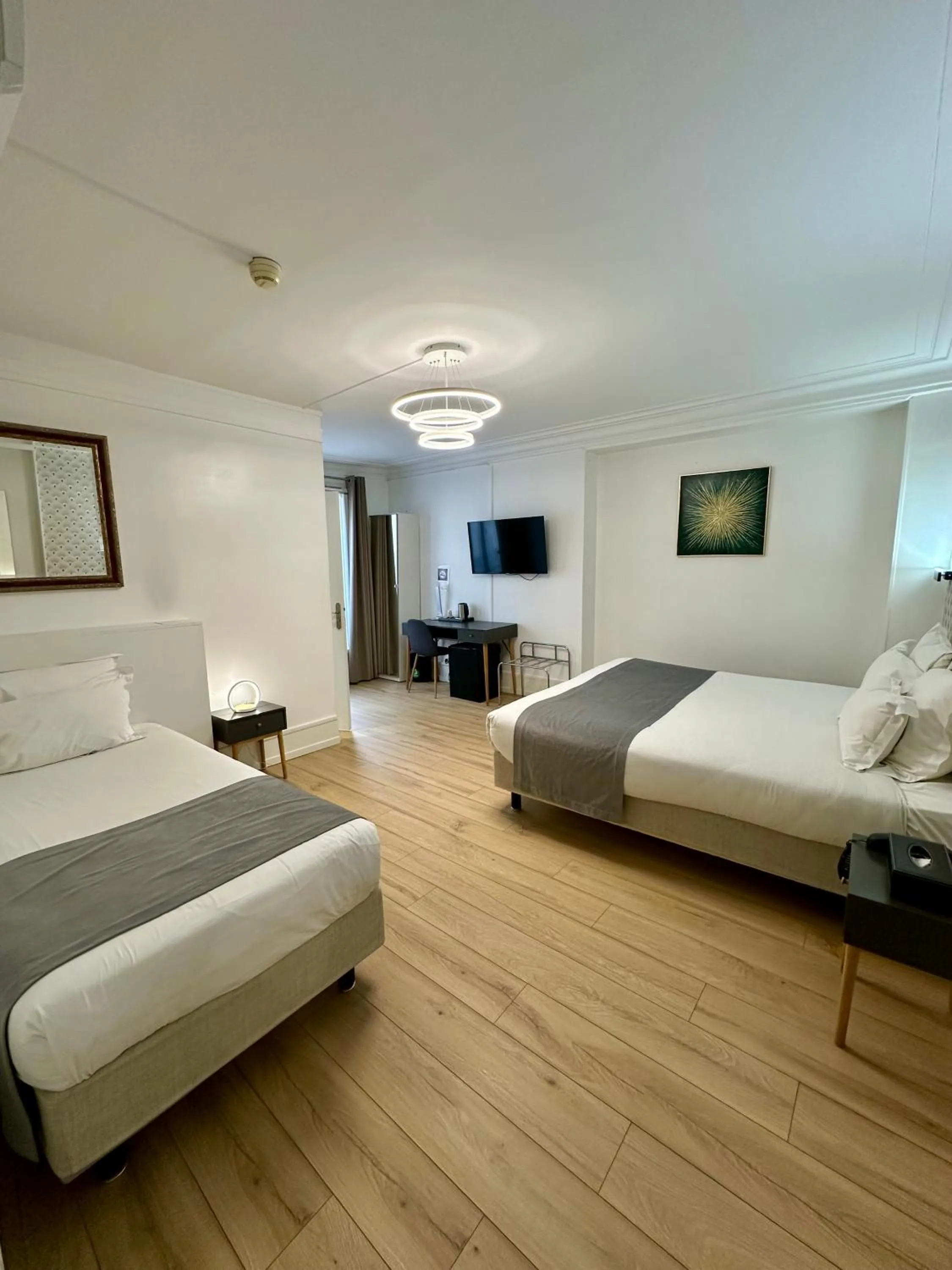 Bedroom, Bed in Hôtel Océanic - Grands Magasins