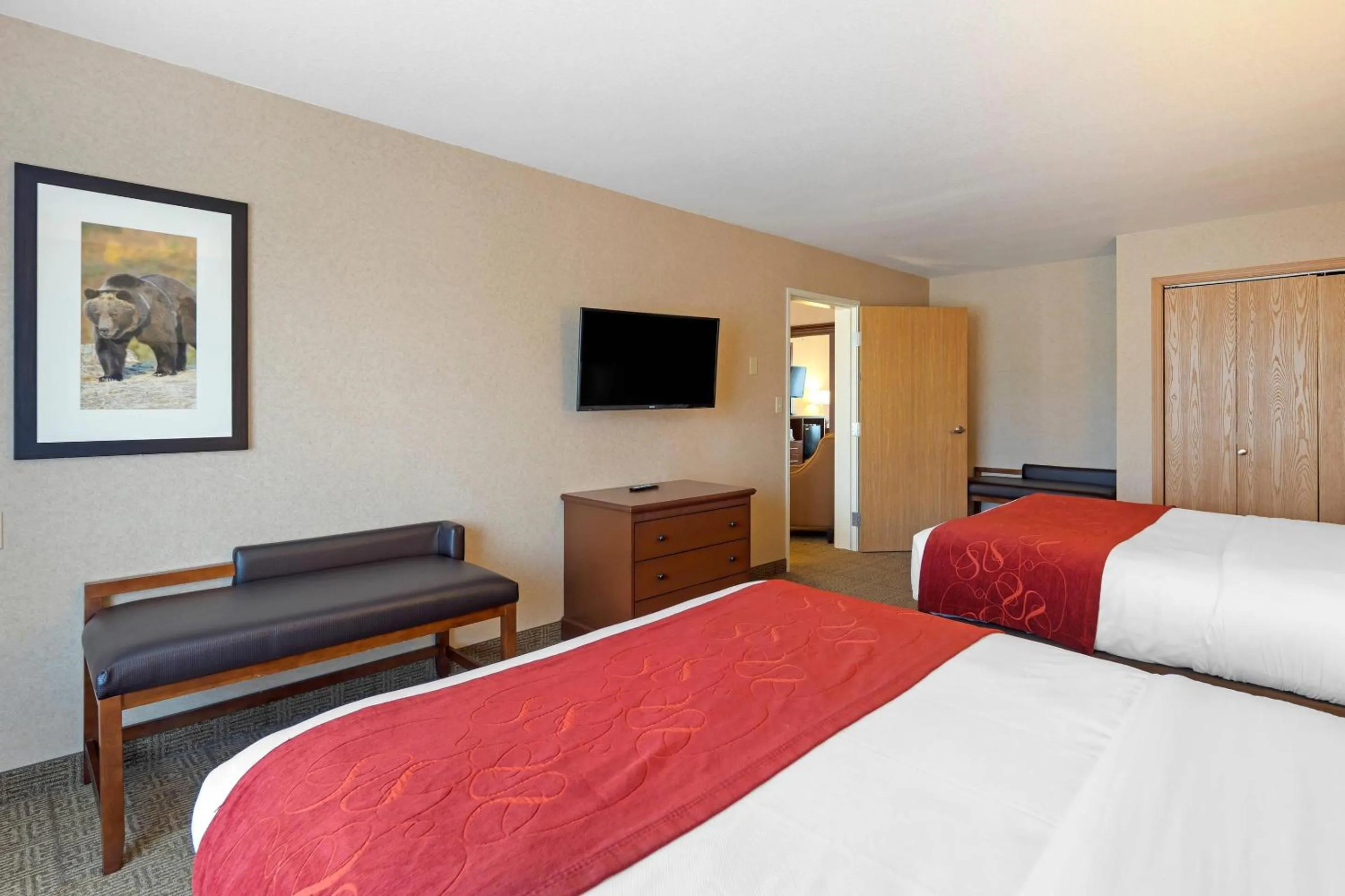 Bedroom, Bed in Comfort Suites Anchorage International Airport