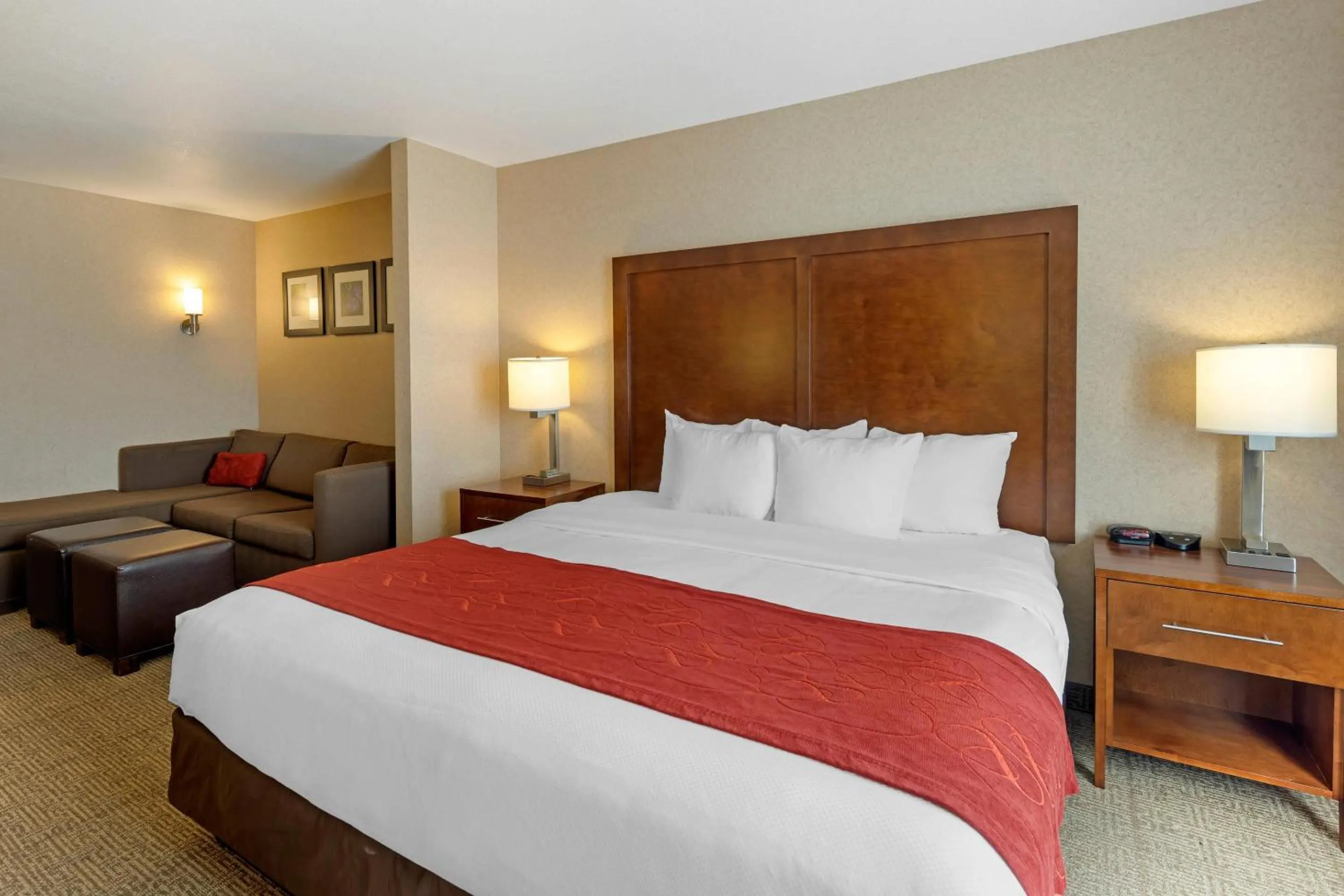 Bedroom, Bed in Comfort Suites Anchorage International Airport