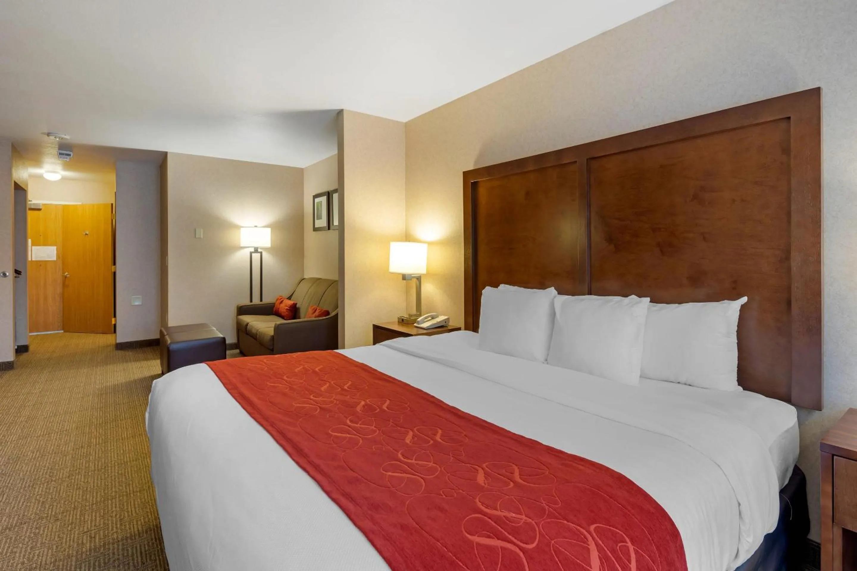 Bedroom, Bed in Comfort Suites Anchorage International Airport