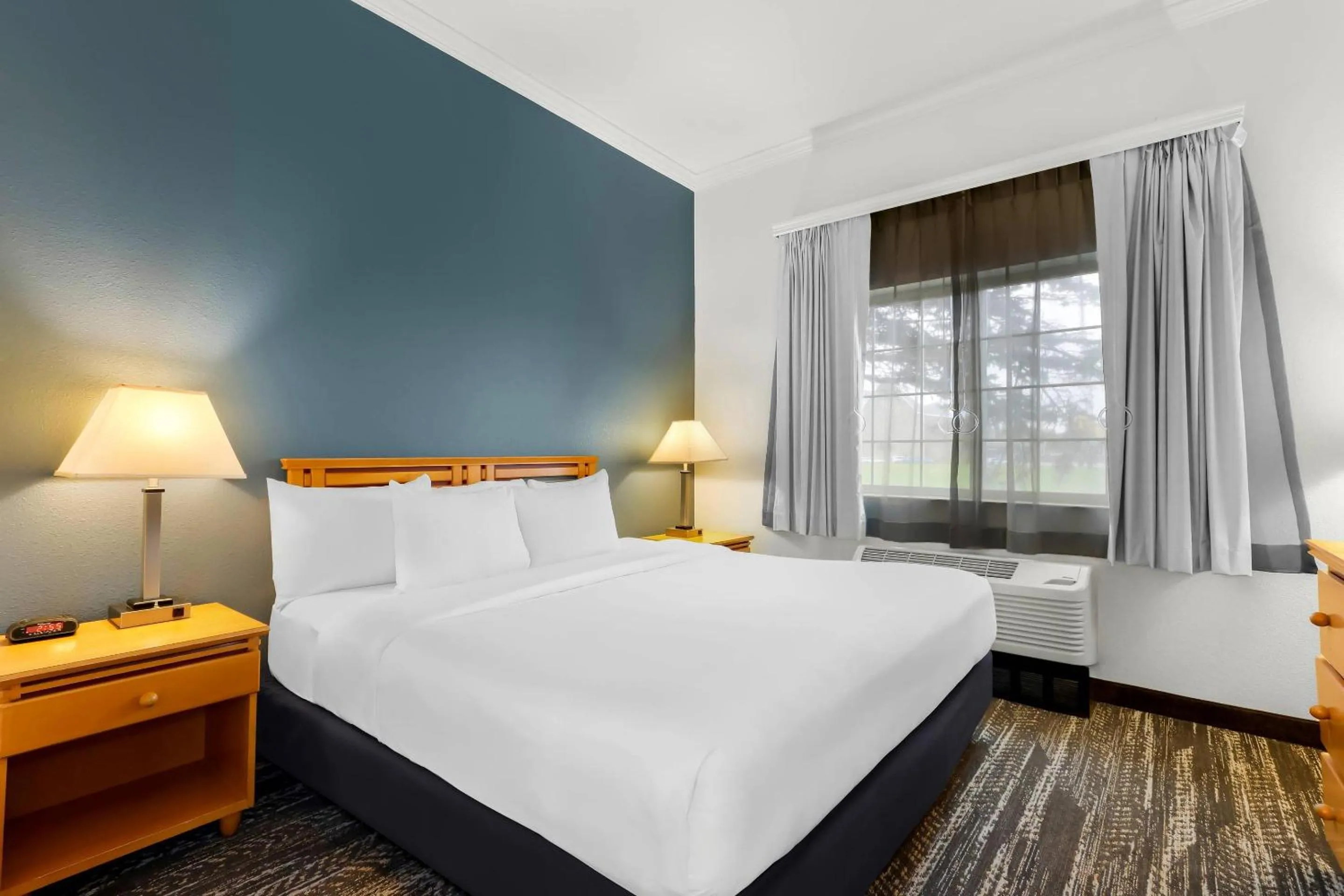 Bedroom, Bed in Clarion Suites Anchorage Downtown