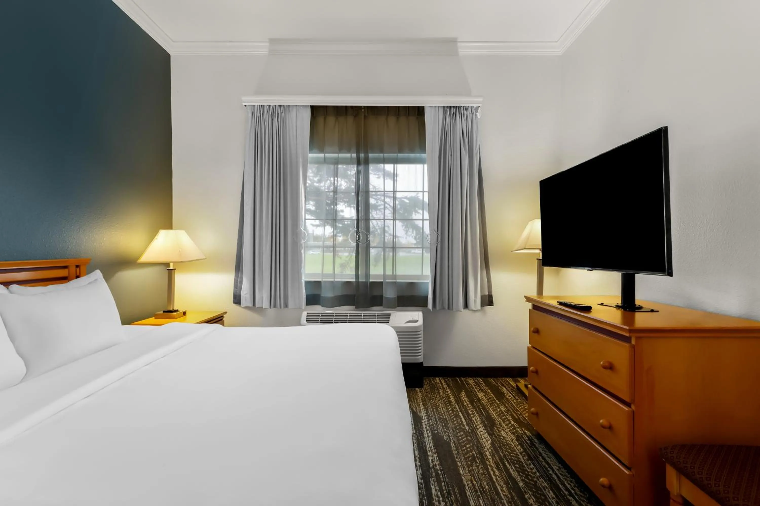 Bed in Clarion Suites Anchorage Downtown