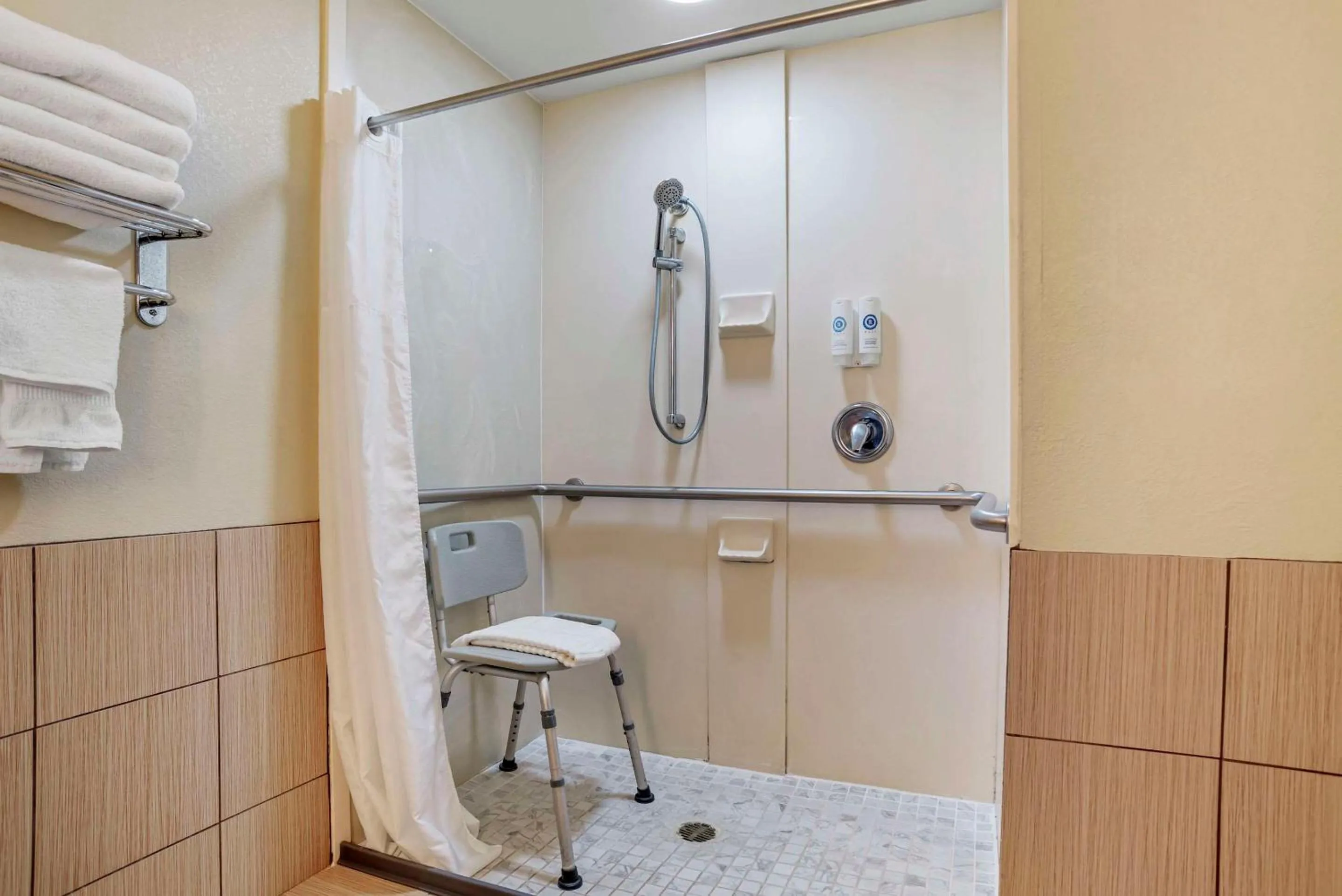 Bedroom in Comfort Inn Opelika - Auburn