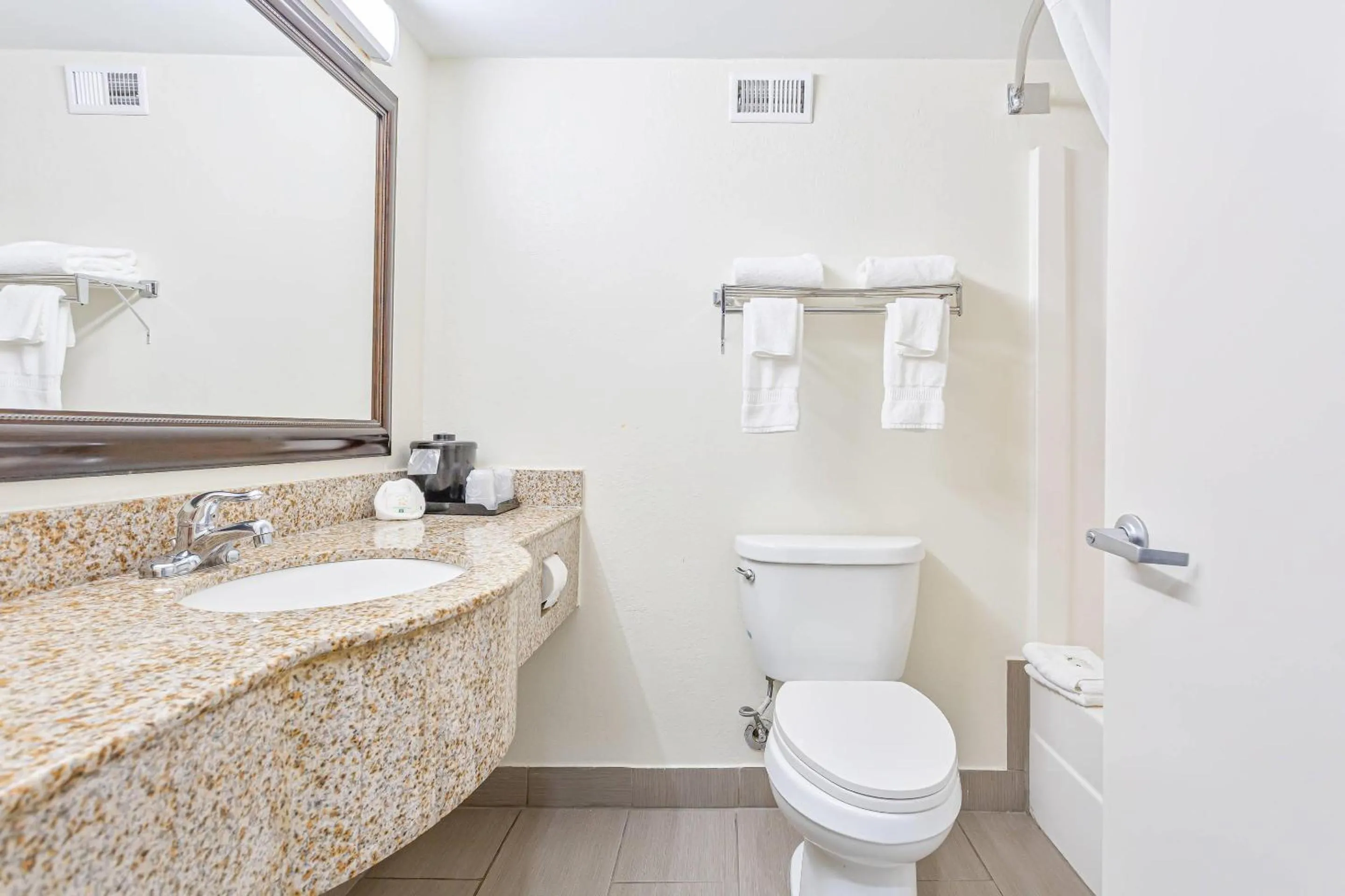 Bedroom in Quality Inn Prattville I-65