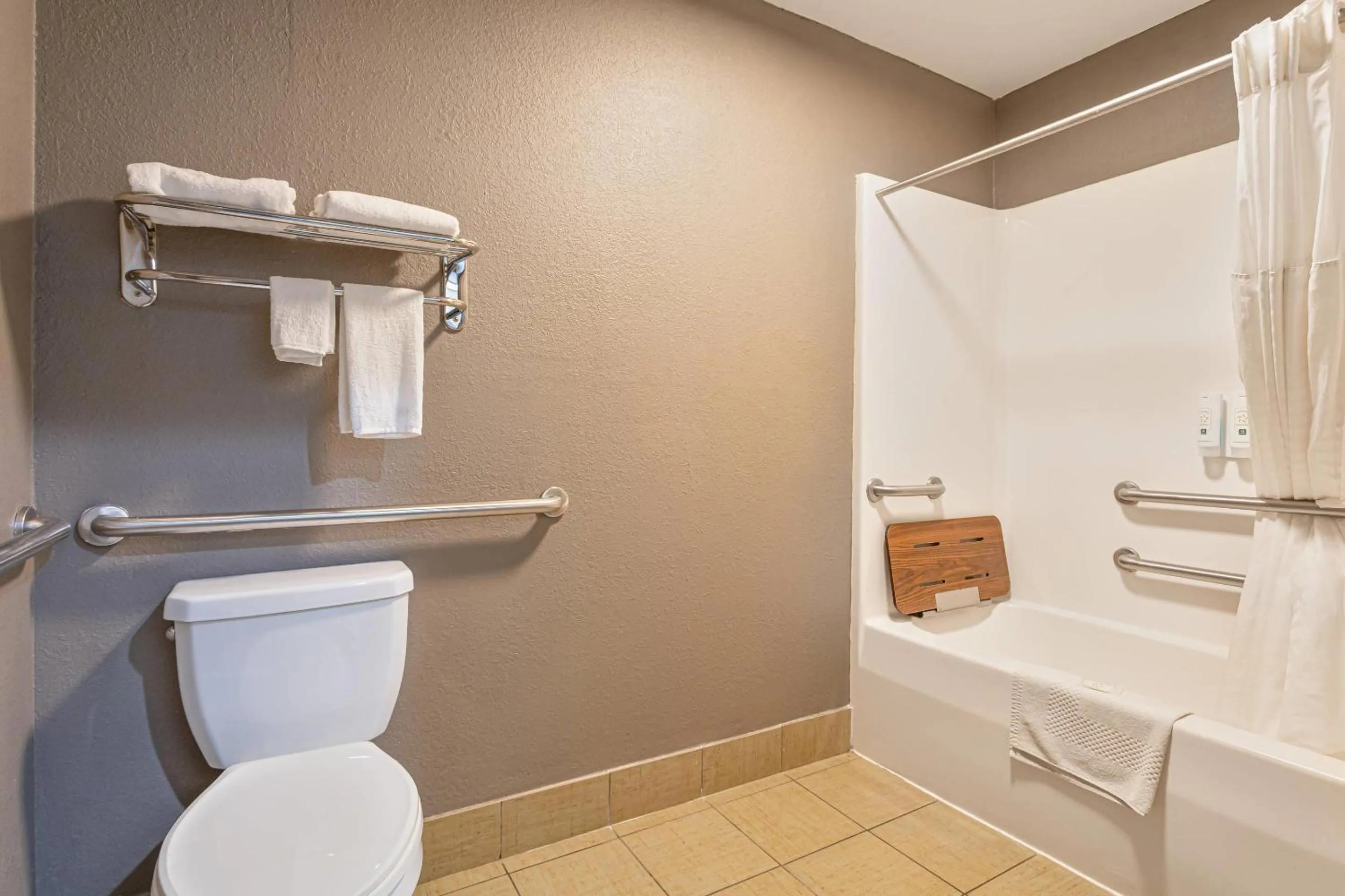 Bedroom in Quality Inn Edmund Pettus Bridge area