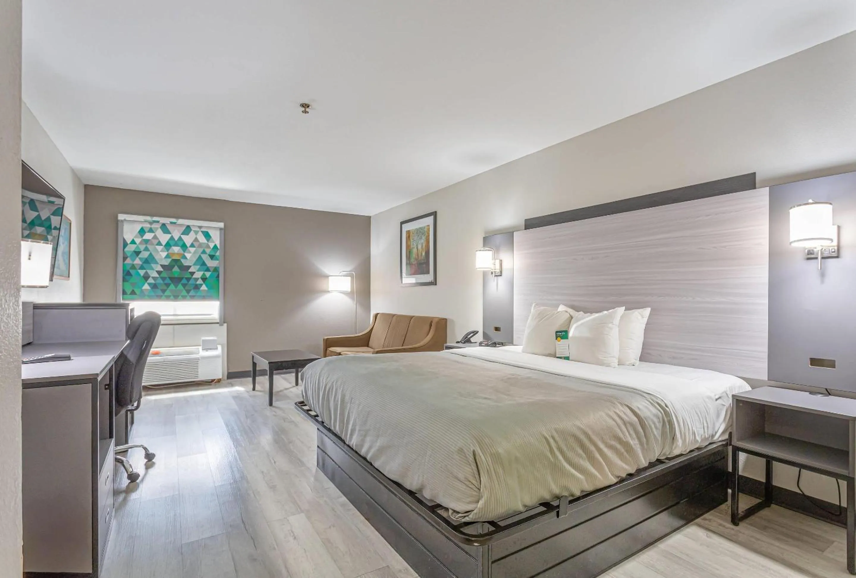 Bedroom, Bed in Quality Inn Edmund Pettus Bridge area