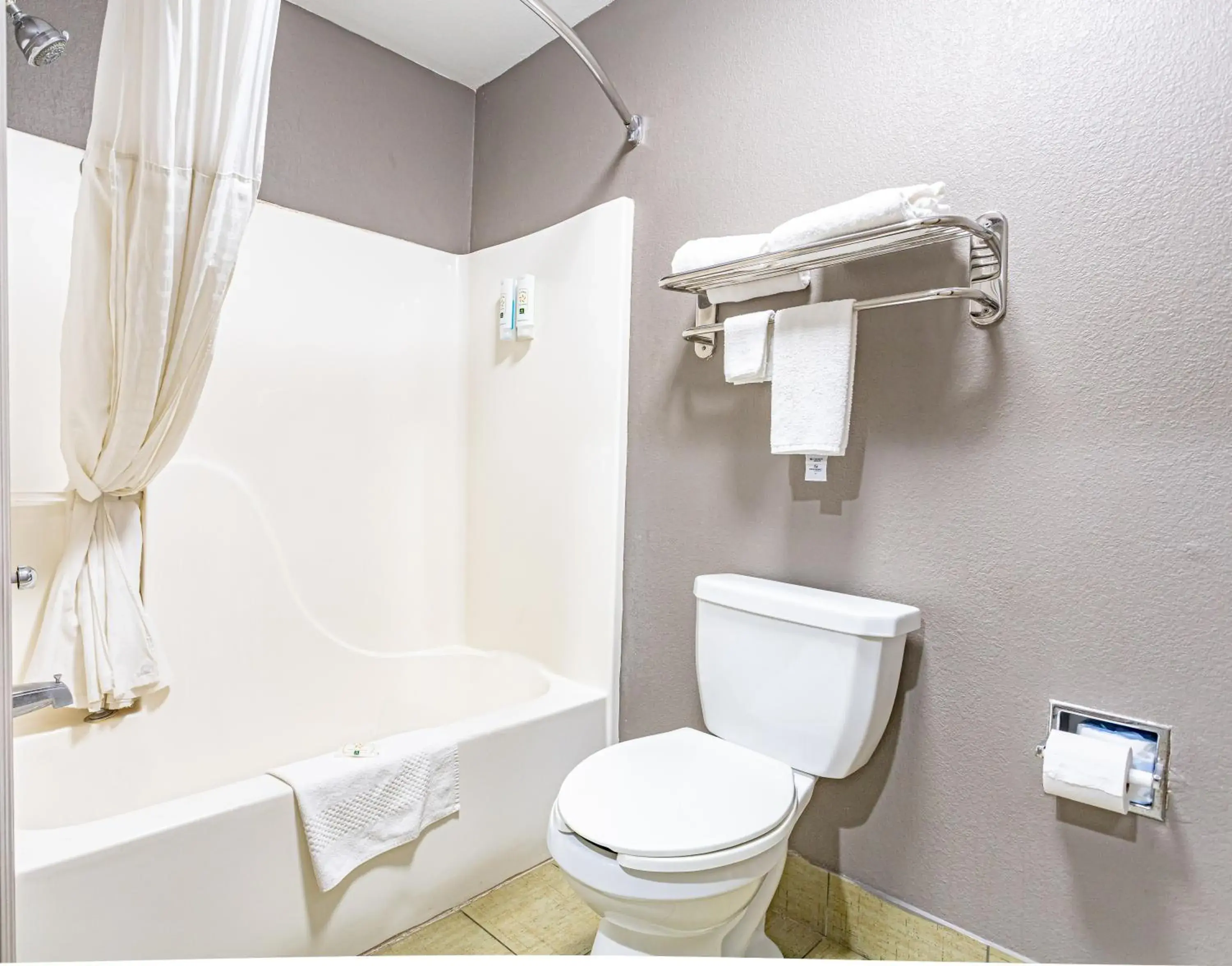 King Room - Non-Smoking in Quality Inn Edmund Pettus Bridge area King Room - Non-Smoking in Quality Inn Edmund Pettus Bridge area