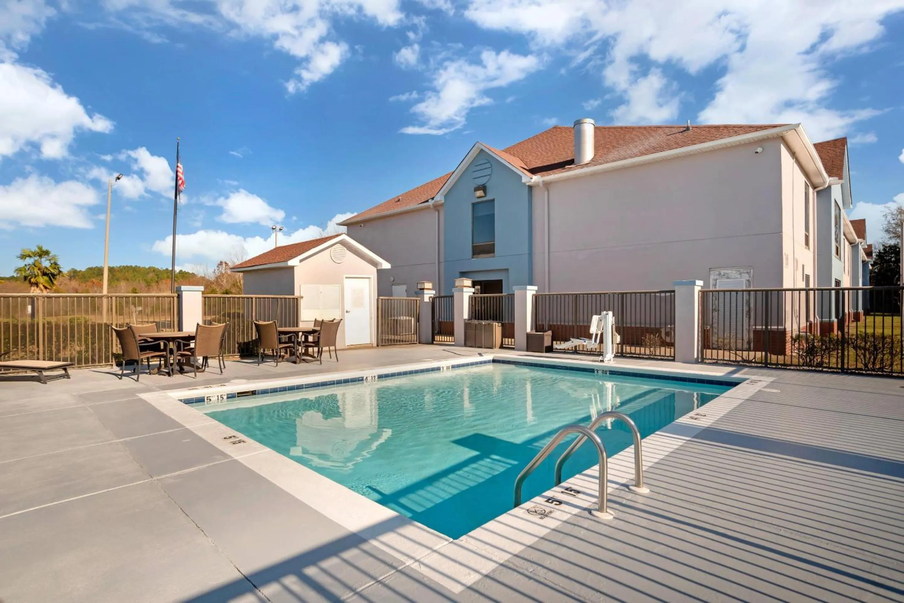 Swimming pool in Comfort Inn Livingston