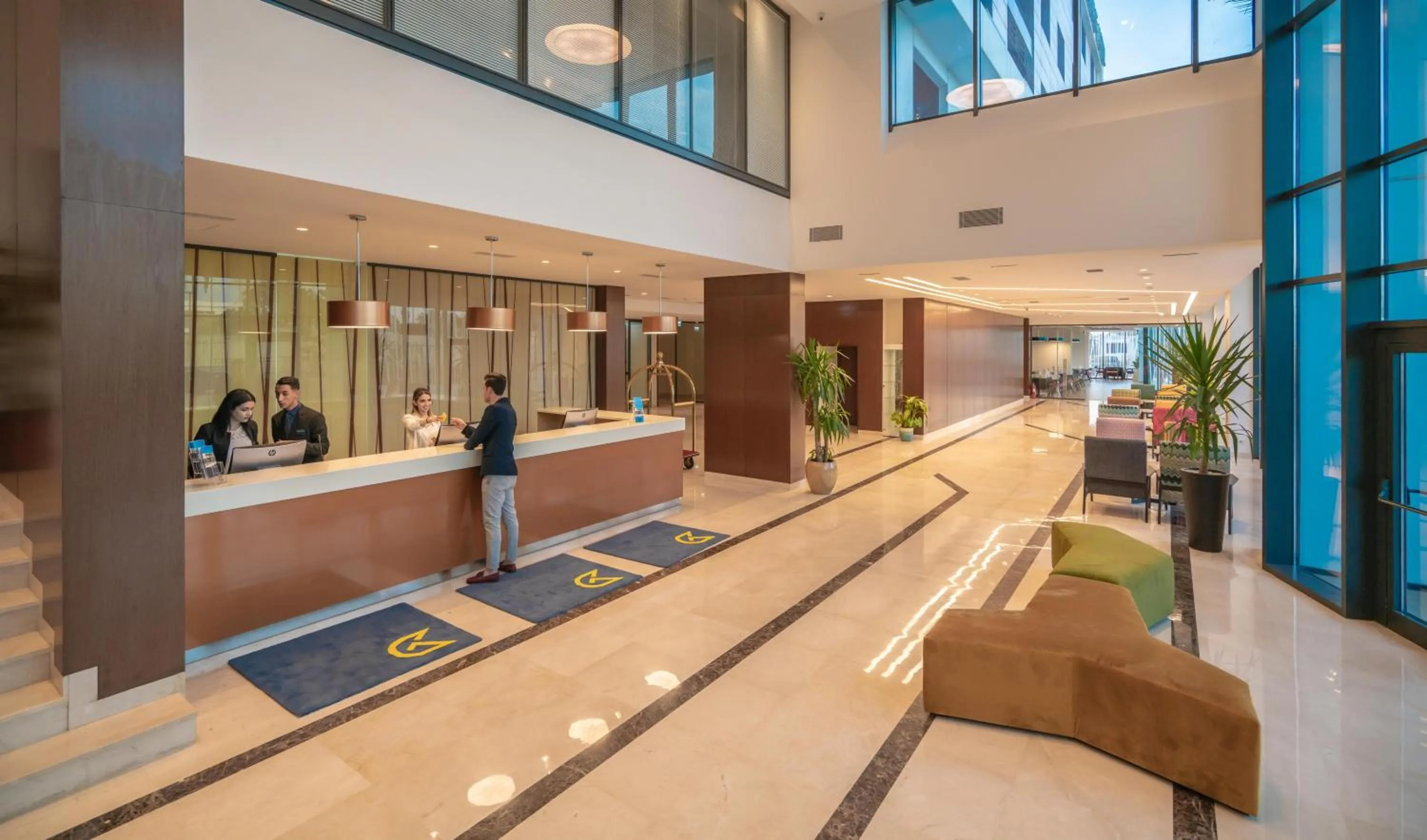 Staff in Golden Tulip Royaume