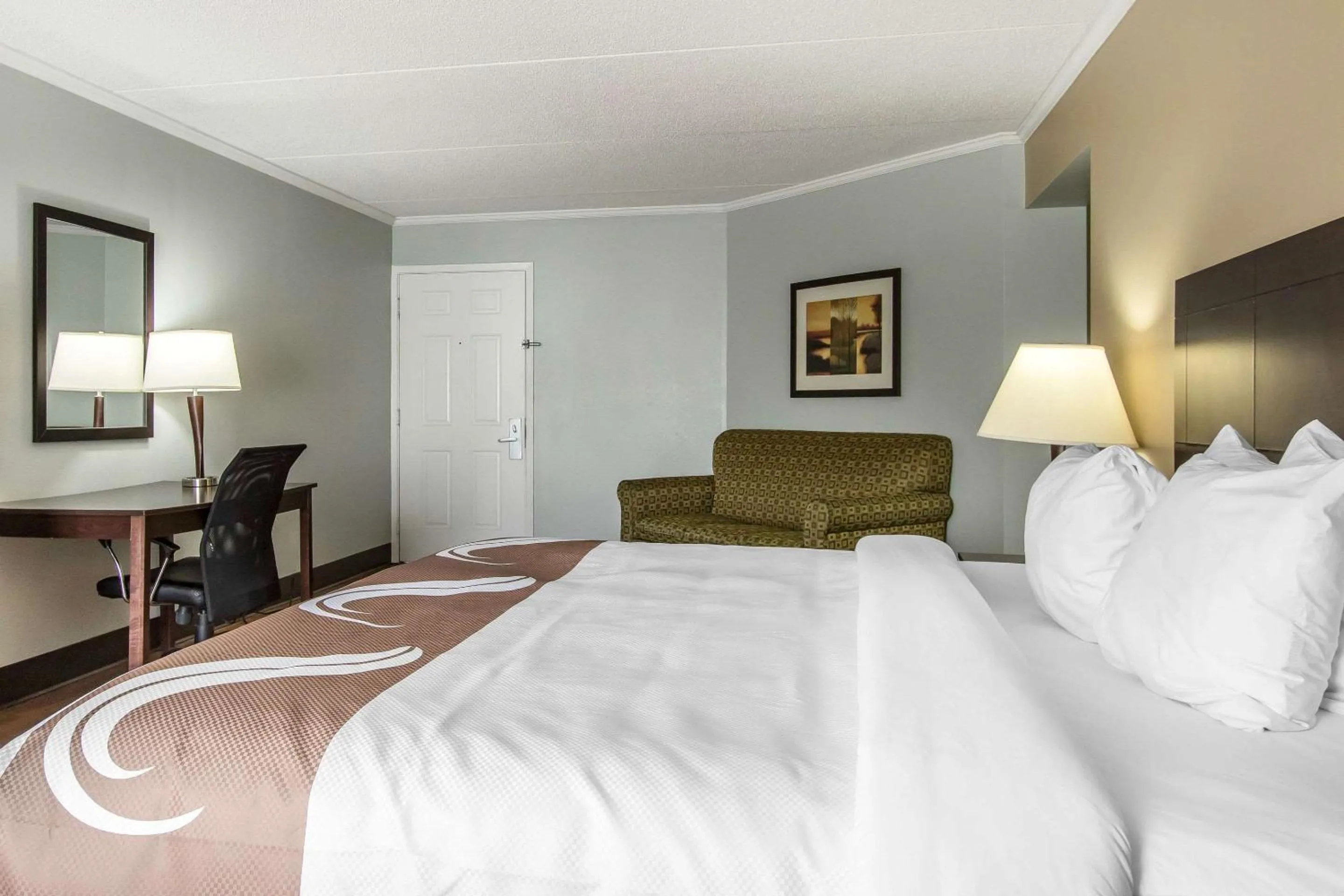Photo of the whole room, Bed in Quality Inn Downtown Historic District