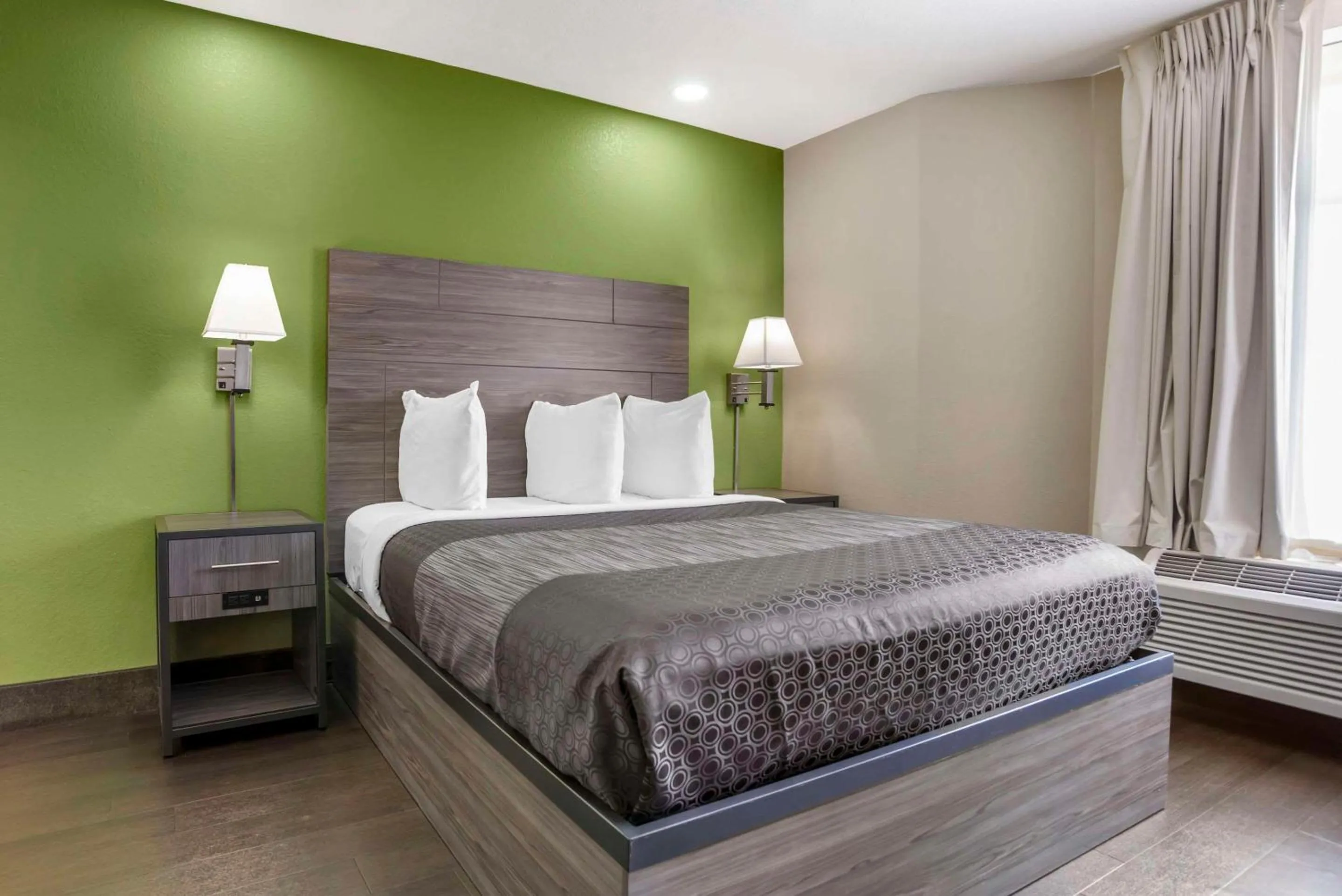 Bedroom, Bed in Rodeway Inn Tuscaloosa near University