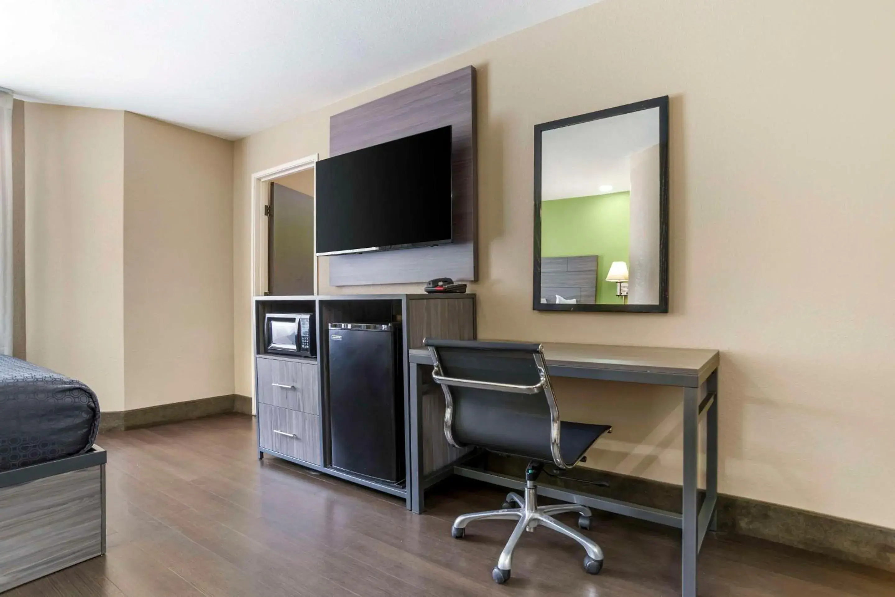 Queen Suite with Two Queen Beds - Non-Smoking in Rodeway Inn Tuscaloosa near University Queen Suite with Two Queen Beds - Non-Smoking in Rodeway Inn Tuscaloosa near University