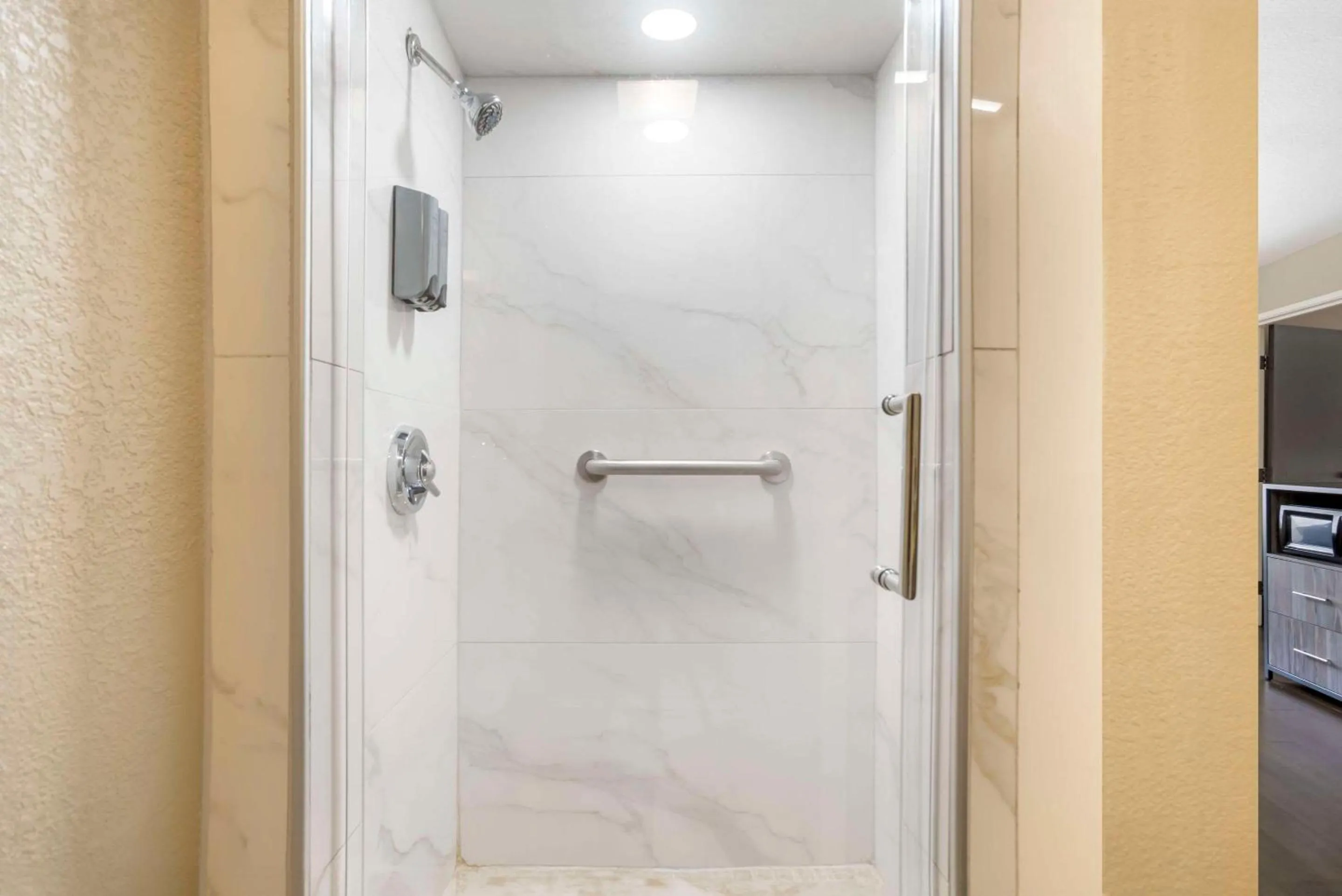 Shower in Rodeway Inn Tuscaloosa near University