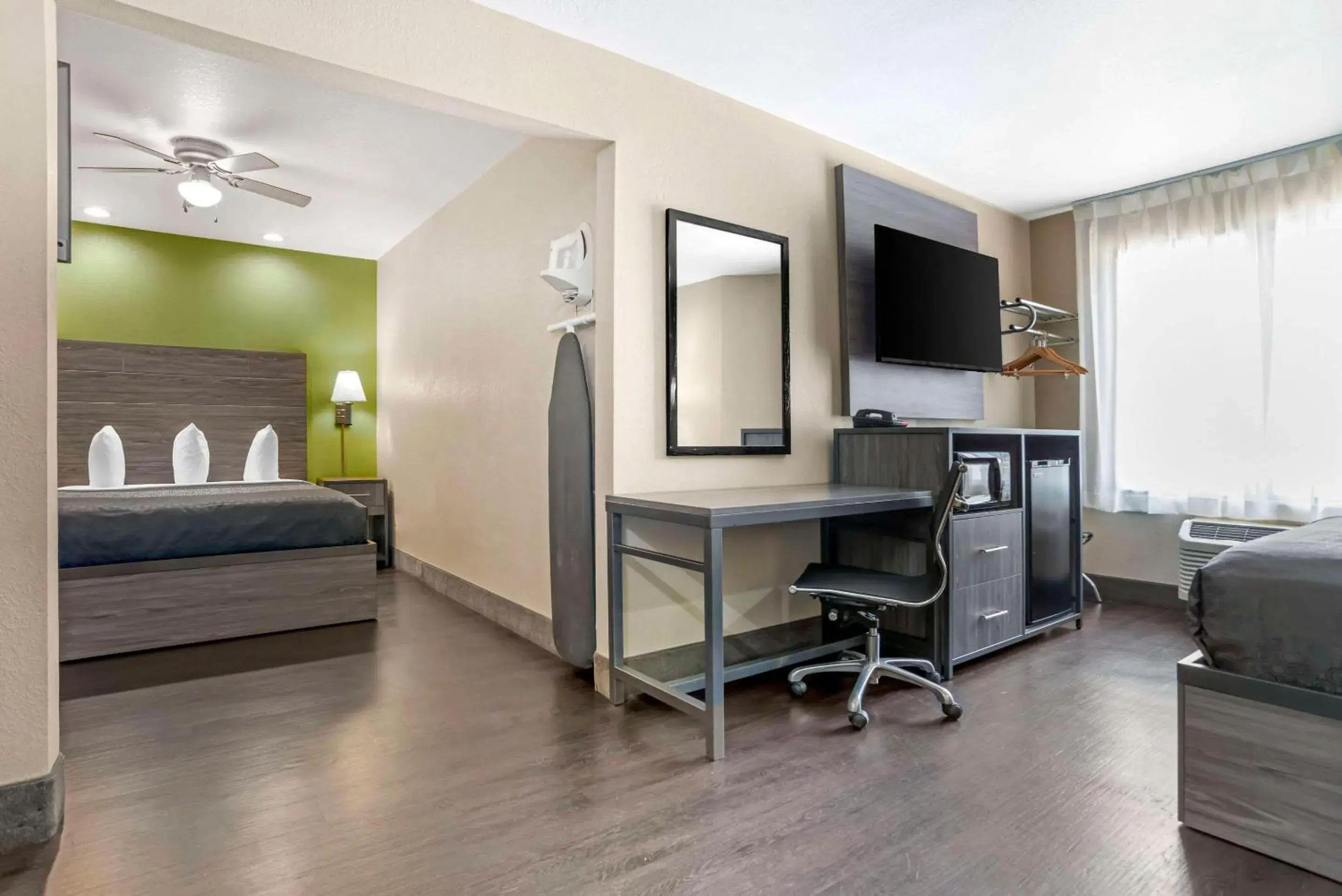 Executive Queen Room with Two Queen Beds - Non-Smoking in Rodeway Inn Tuscaloosa near University Executive Queen Room with Two Queen Beds - Non-Smoking in Rodeway Inn Tuscaloosa near University