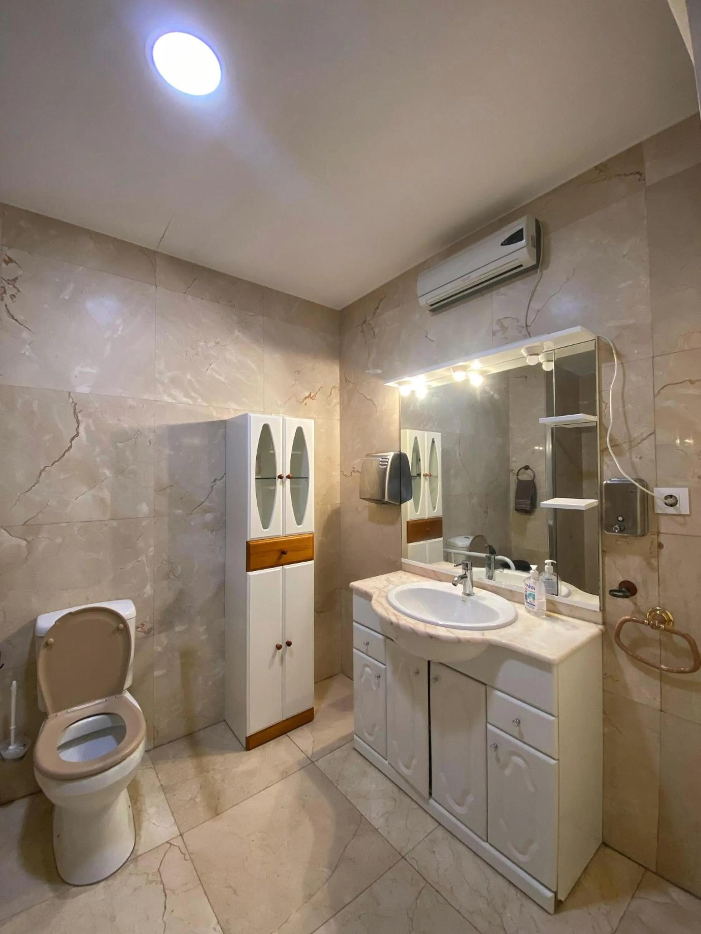 Toilet in Hostel Penedes