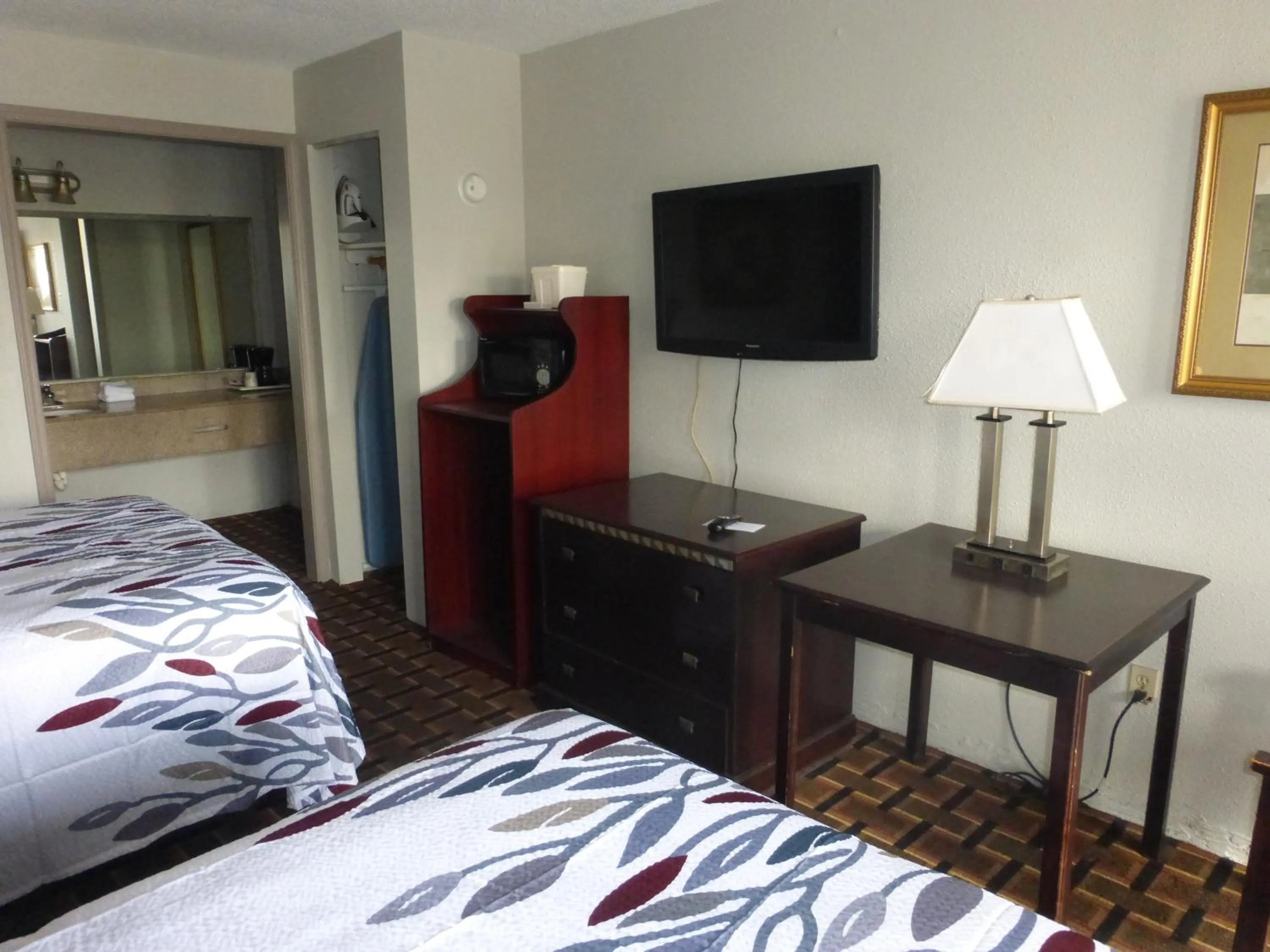 Bedroom, TV/Entertainment Center in Red Roof Inn Evergreen