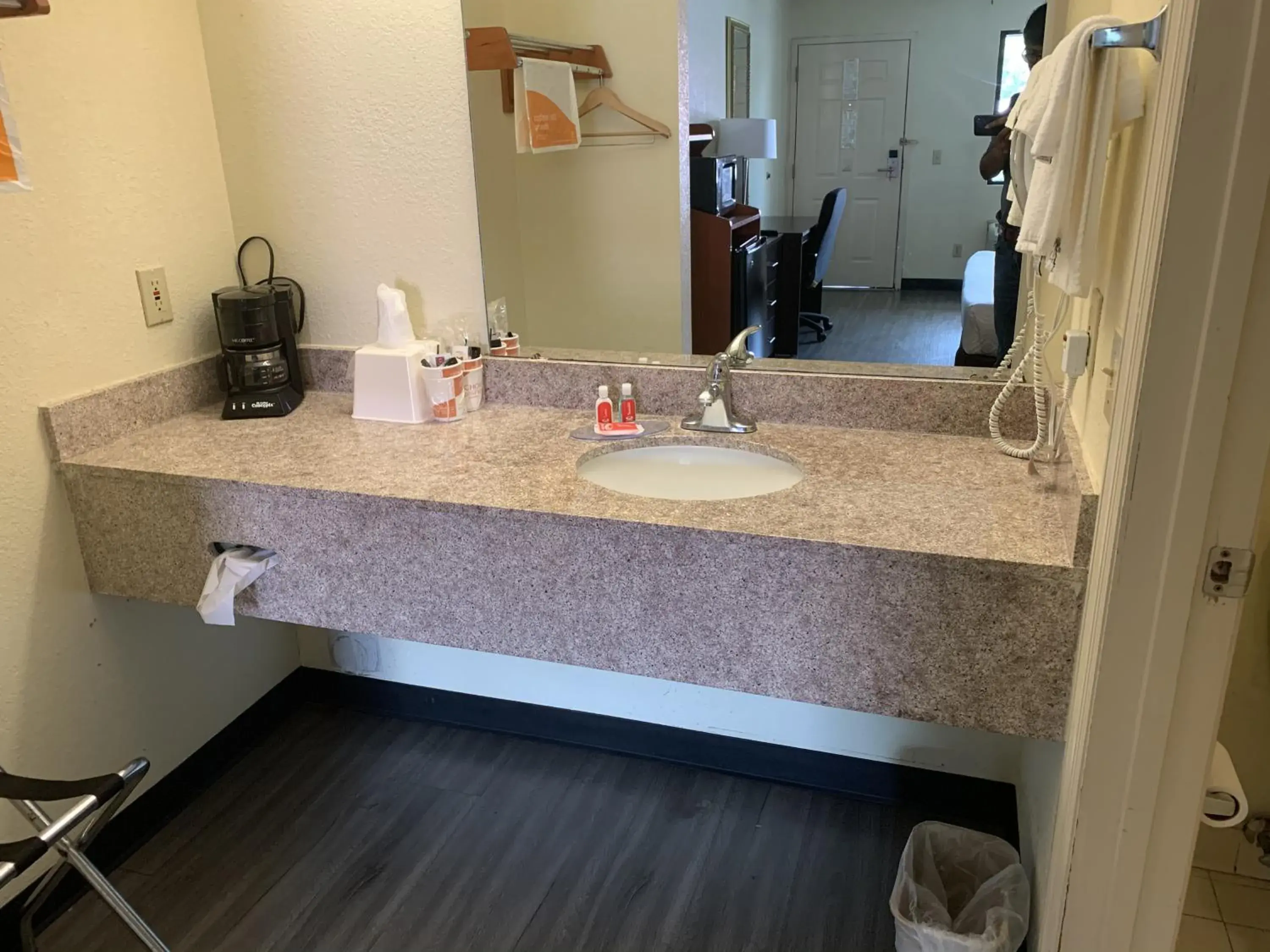 King Room - Non-Smoking in Econo Lodge King Room - Non-Smoking in Econo Lodge